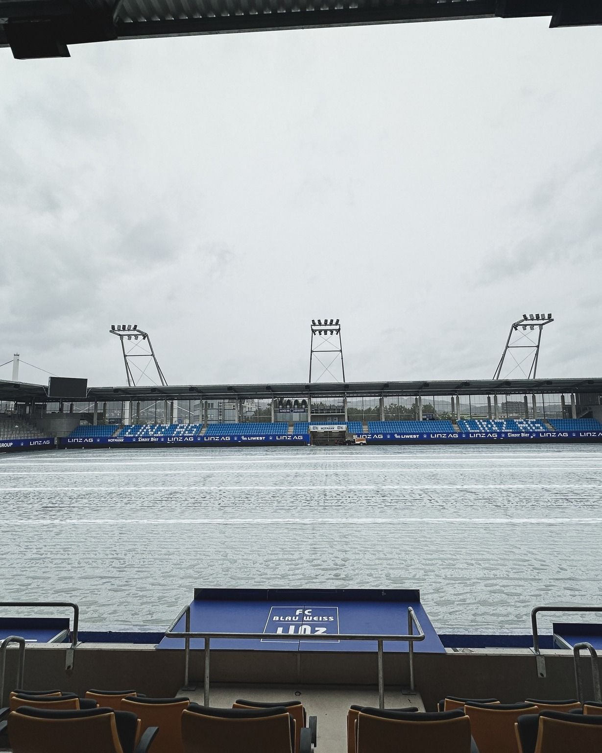 Der FC Blau Weiß Linz hat eine riesige Plane übers Spielfeld verlegt, damit das Derby am Samstag wie geplant stattfinden kann. 