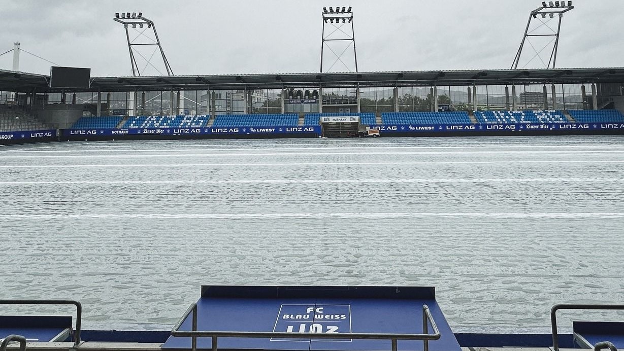 Der FC Blau Weiß Linz hat eine riesige Plane übers Spielfeld verlegt, damit das Derby am Samstag wie geplant stattfinden kann. 