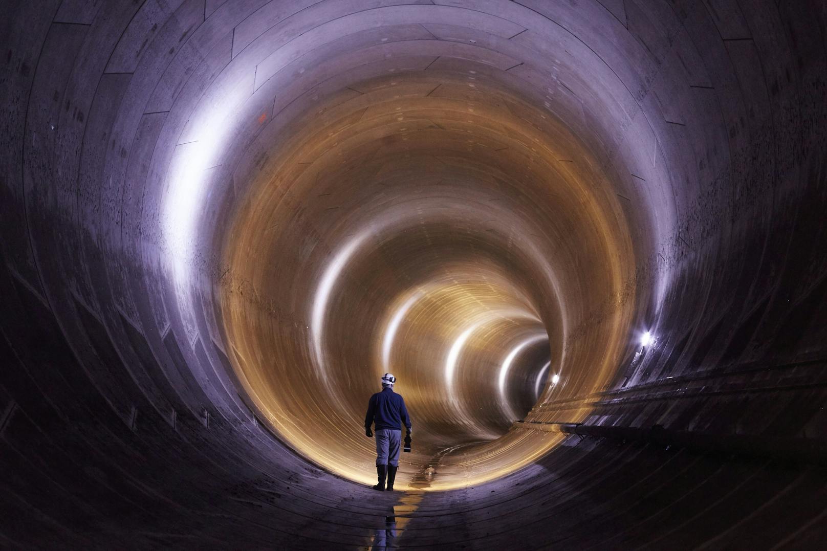 Der Wiental Kanal ist ein unmittelbar unter dem Wienfluss verlaufender Speicherkanal, der das Gewässer bei Regenereignissen vor Verunreinigungen schützt. Der Tiefspeicher ist 3,5 Kilometer lang, verfügt über ein Fassungsvermögen von 110 Millionen Liter und wurde in zwei Bauabschnitten (1997-2001 und 2003-2006) errichtet. Er schließt beim Ernst-Arnold-Park am rechten Wienfluss-Sammelkanal an und verläuft unterhalb des Wienflusses in bis zu 38 Meter Tiefe bis zur Urania, wo er in den im Jahr 2000 fertiggestellten rechten Haupsammelkanal-Entlastungskanal mündet. Die Baukosten beliefen sich auf 98,8 Millionen Euro.