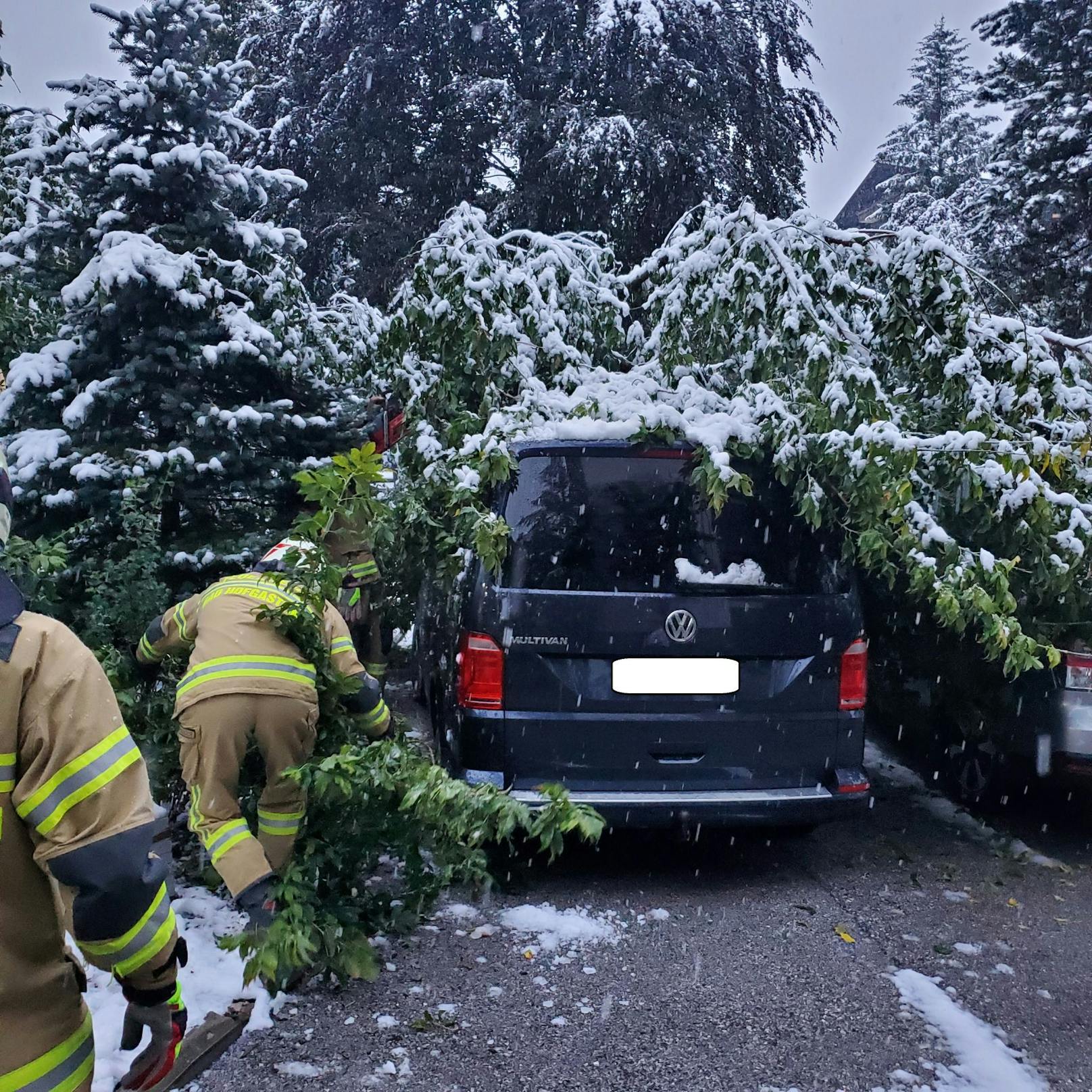 In Bad Hofgastein ist die FF seit den frühen Morgenstunden mit Aufräumarbeiten beschäftigt.