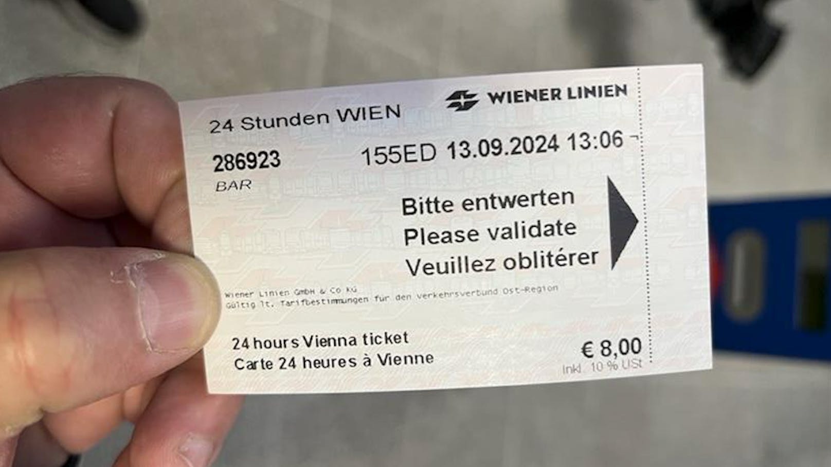 Zeitkarten der Wiener Linien müssen vor Fahrtantritt entwertet werden, ein Hinweis ist auf den Tickets aufgedruckt.