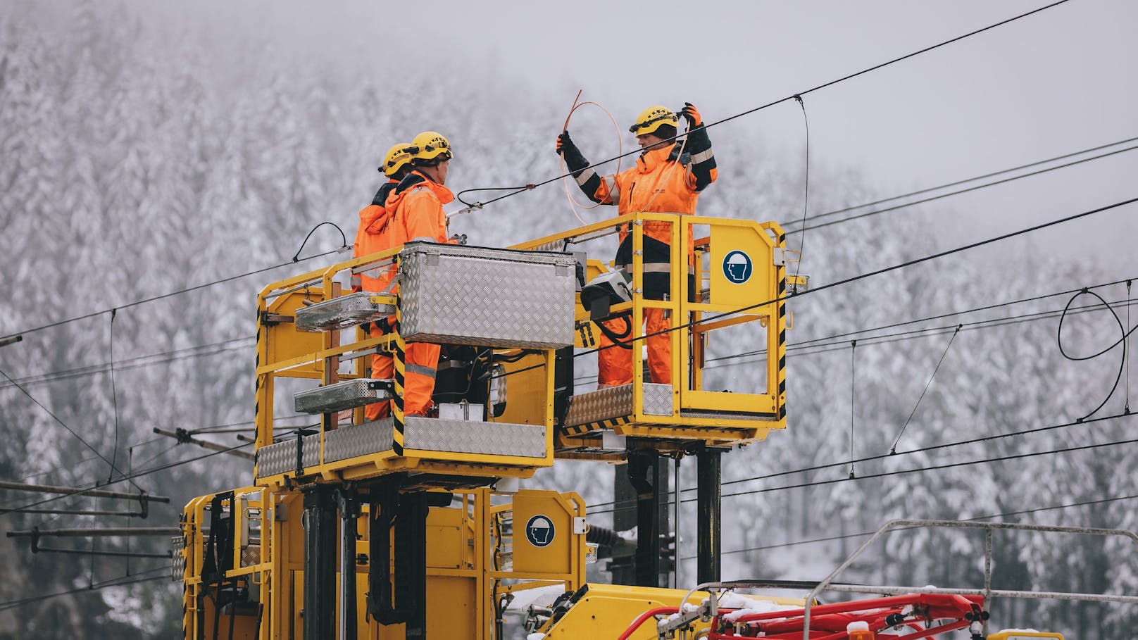 Arbeiter bei der Reparatur von ÖBB-Oberleitungen.