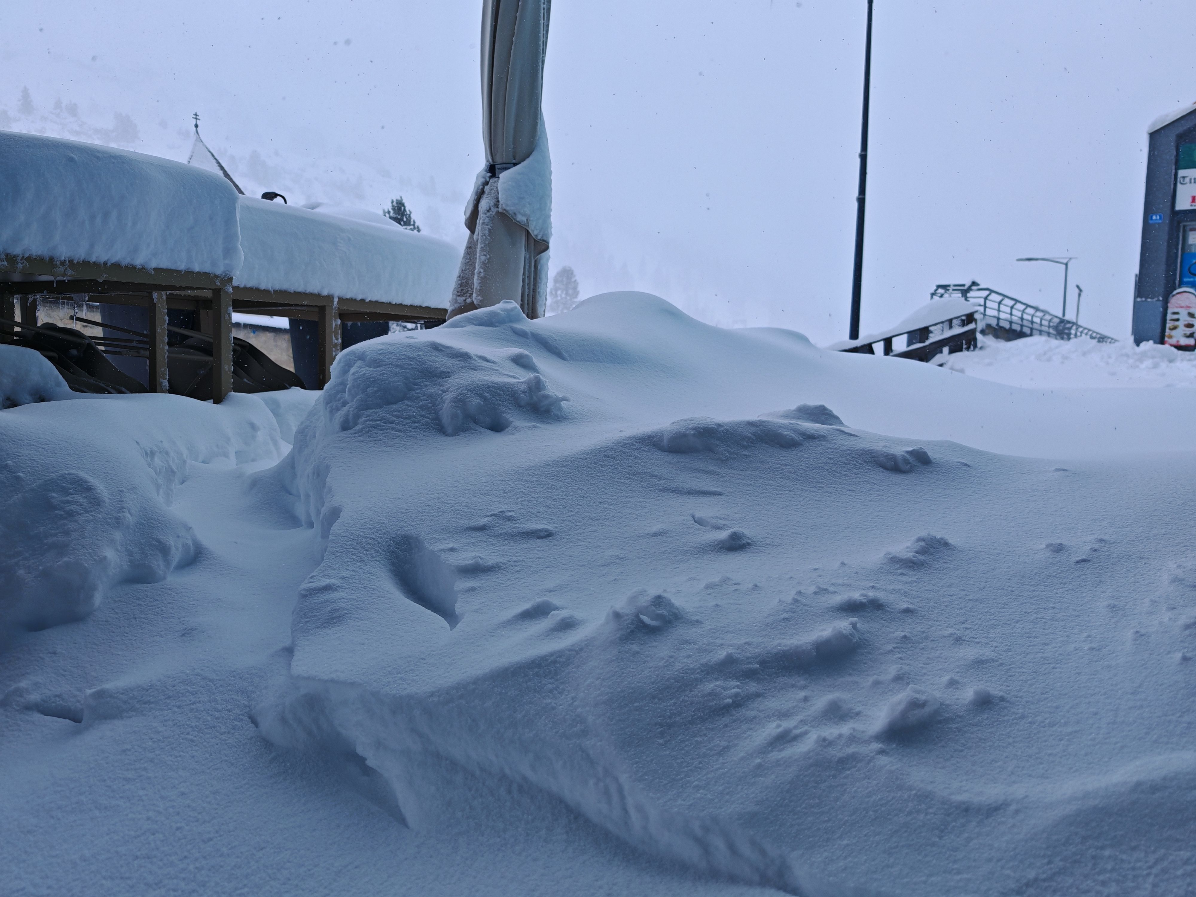 In Obertauern müssen sich die Einsatzkräfte durch meterhohen Schnee kämpfen.
