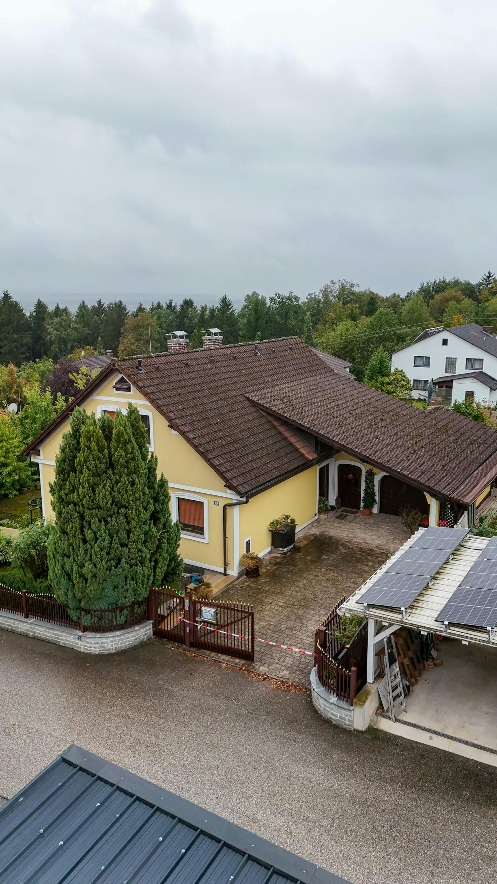 In diesem Haus in Pergkirchen bei Perg wurden die drei Leichen gefunden. 