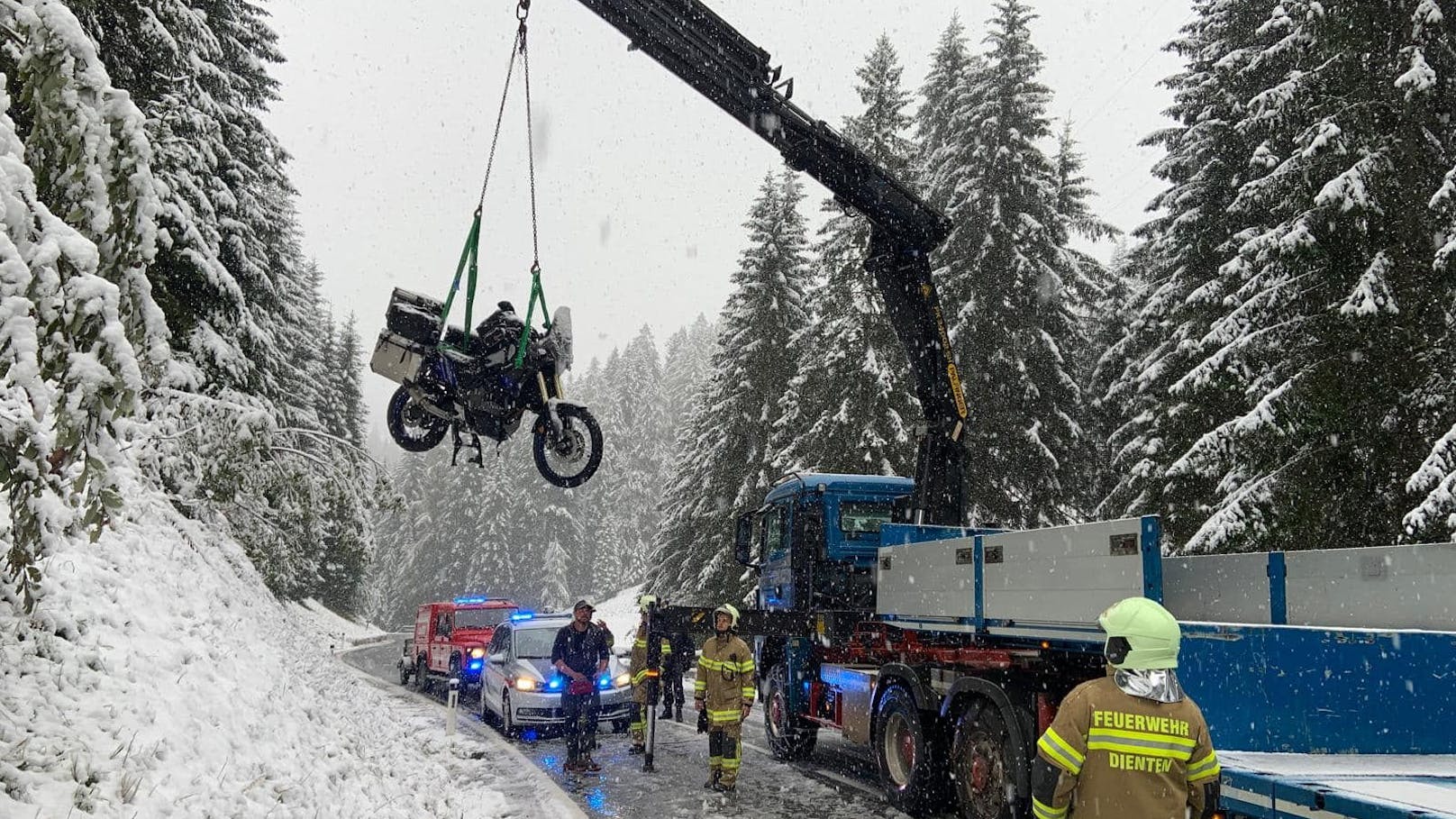 In Salzburg war die B164 Filzensattel zwischen Hinterthal und Dienten für sämtlichen Fahrzeugverkehr wegen Schneefalls gesperrt.