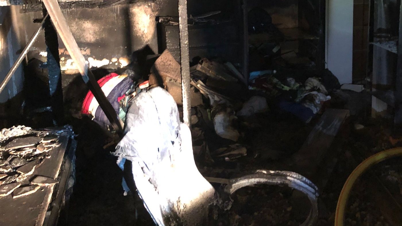 Die Wohnung wurde durch die Flammen völlig zerstört.