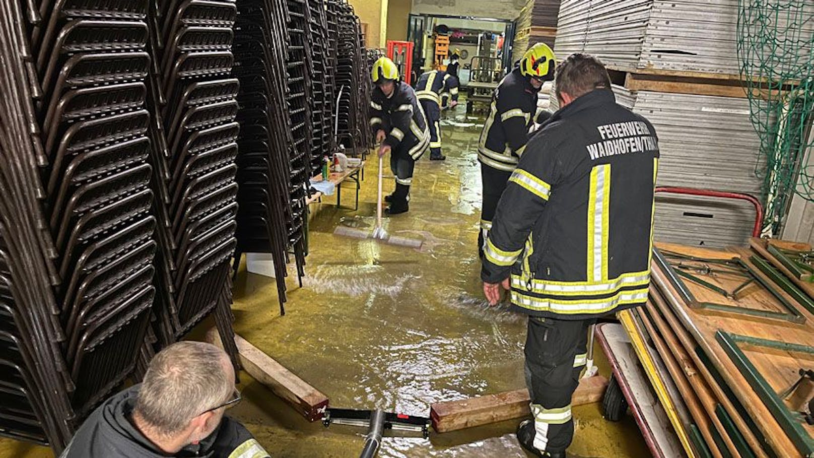 In Waidhofen an der Thaya nahm die FF Auspumparbeiten im Zubau der Sporthalle vor.