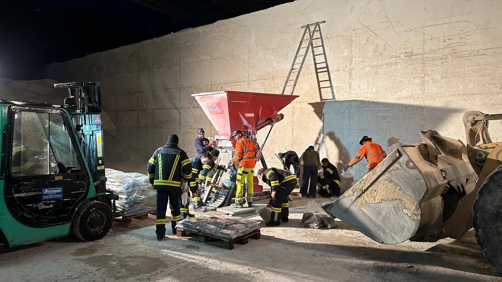 Mittels Füllgerät hat die FF Molln im Steyrtal zehn Palletten Sandsäcke hergestellt, in Vorbereitung auf die drohenden Unwetter. 