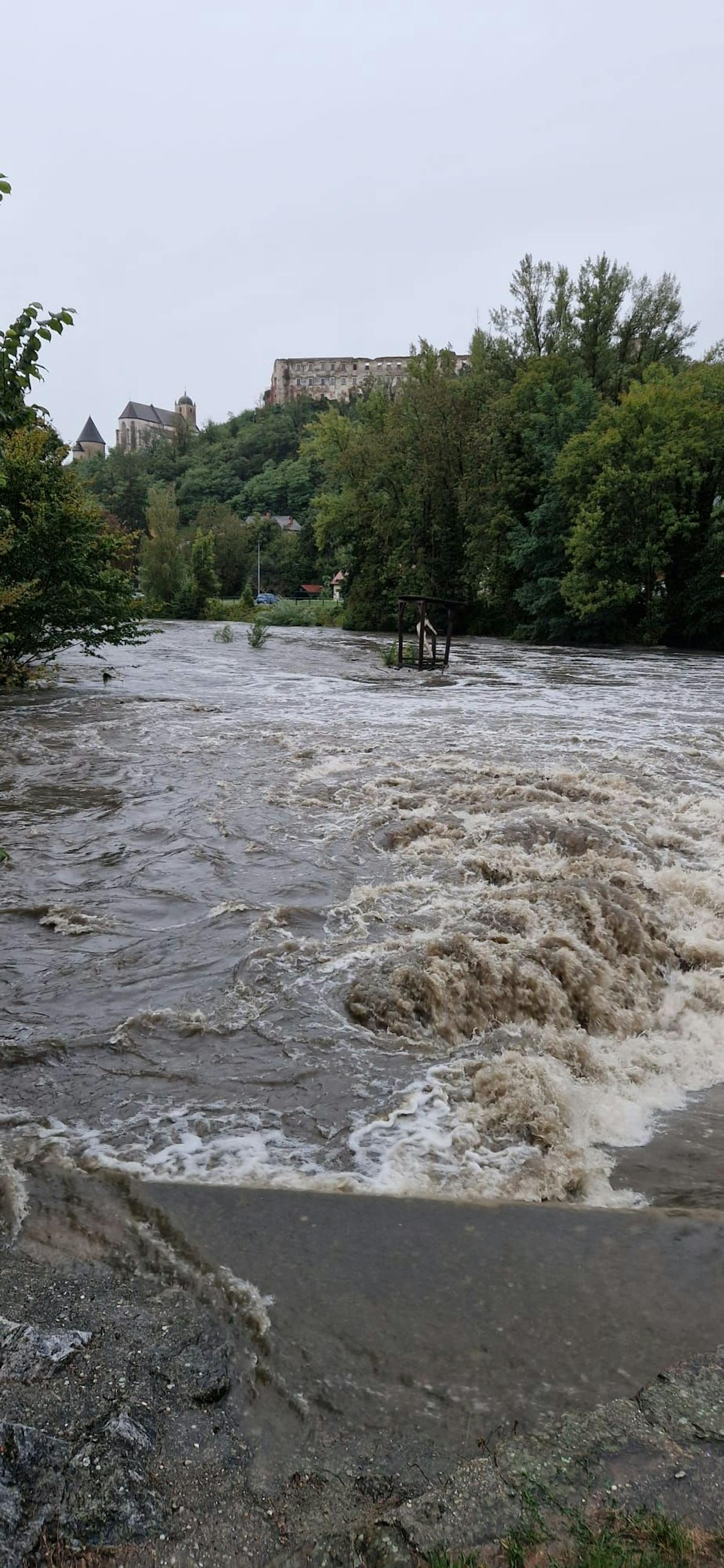 In Gars am Kamp spitzt sich die Hochwasser-Situation rasant zu.