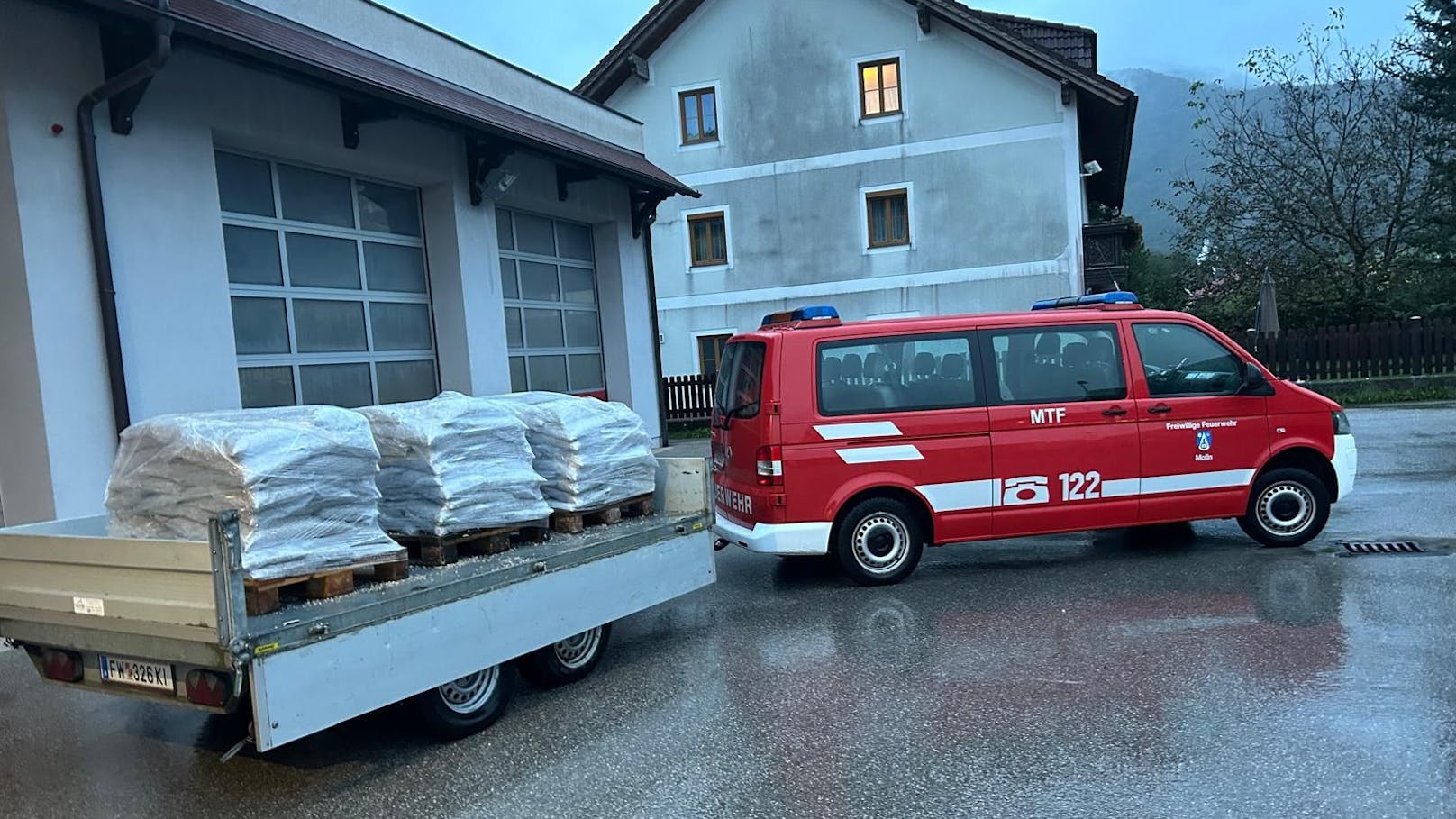 Sandsäcke wurden im Steyrtal vorbereitet, um sich gegen mögliche Hochwasser zu rüsten. 