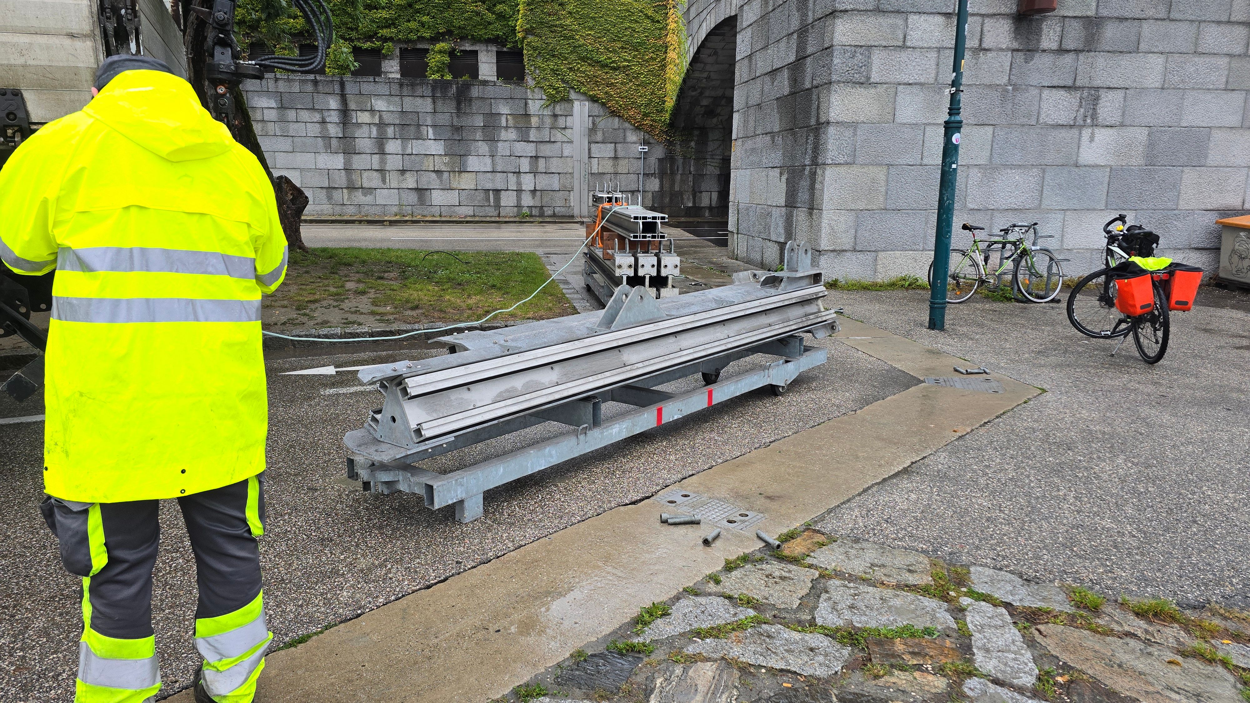 In Linz wird seit den frühen Morgenstunden der Hochwasserschutz aufgebaut.