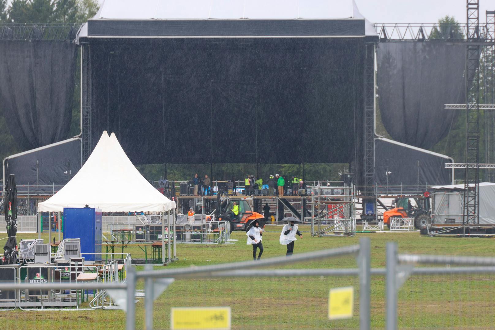 Hier auf der Trabrennbahn in Wels hätte es am Samstag ein Konzert der Böhsen Onkelz geben sollen. Es fiel aber ins Wasser.