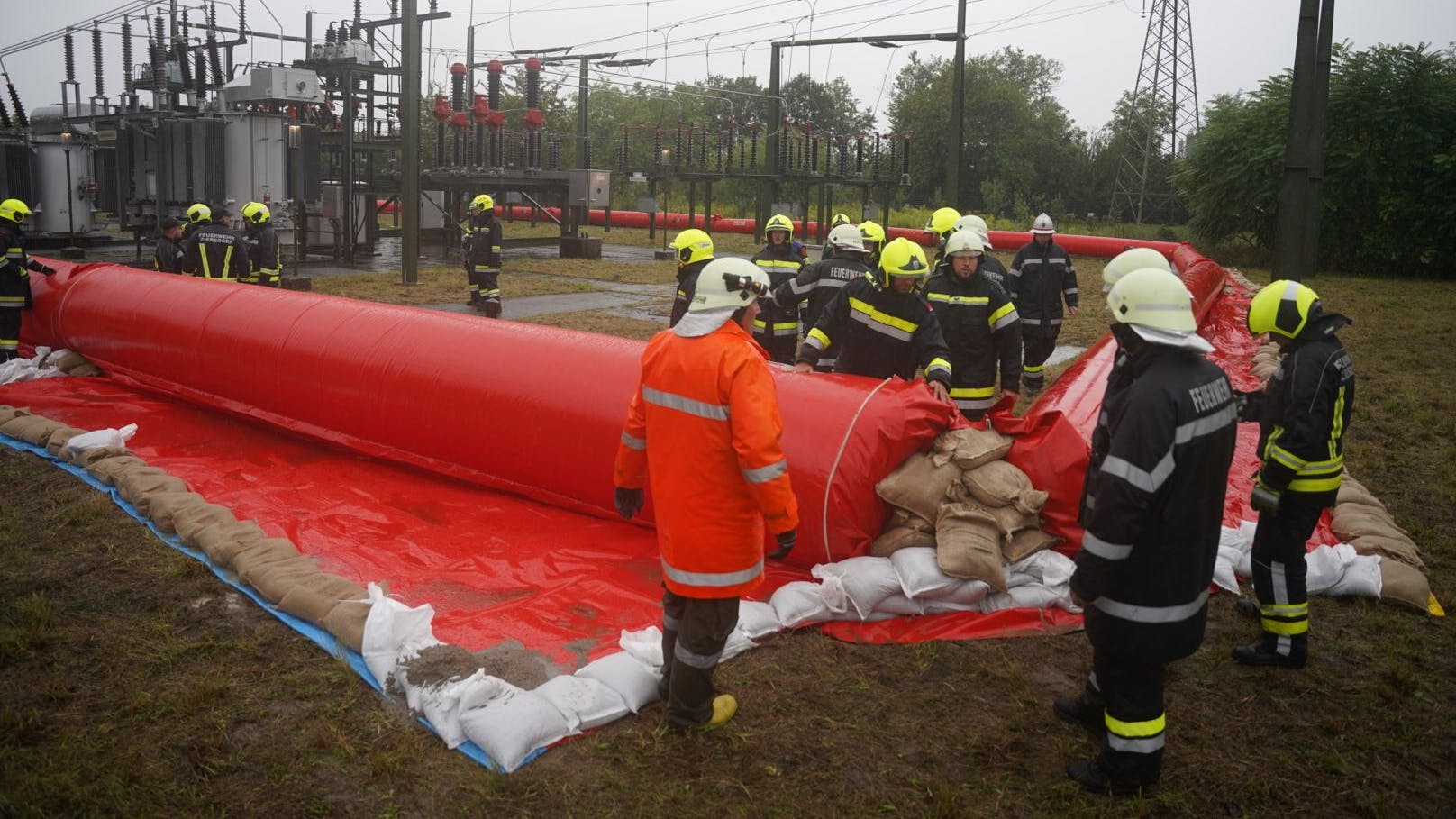 Die Kamp steuert, wie viele andere Flüsse auch, auf ein Hochwasser zu. Ob die Sicherungsmaßnahmen ausreichen werden, bleibt abzuwarten.