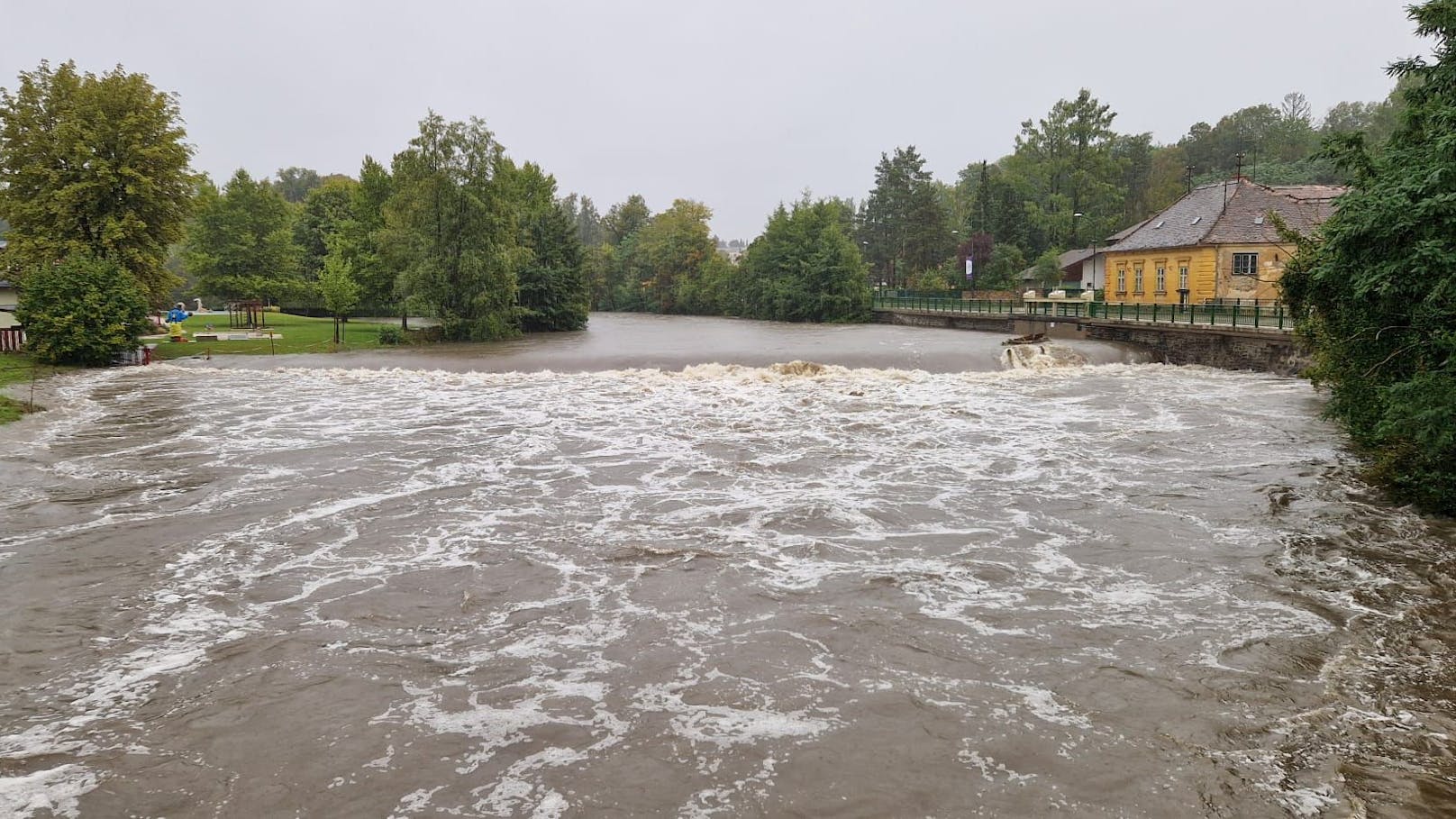 Hochwasser in NÖ! Video zeigt die ganze Naturgewalt.