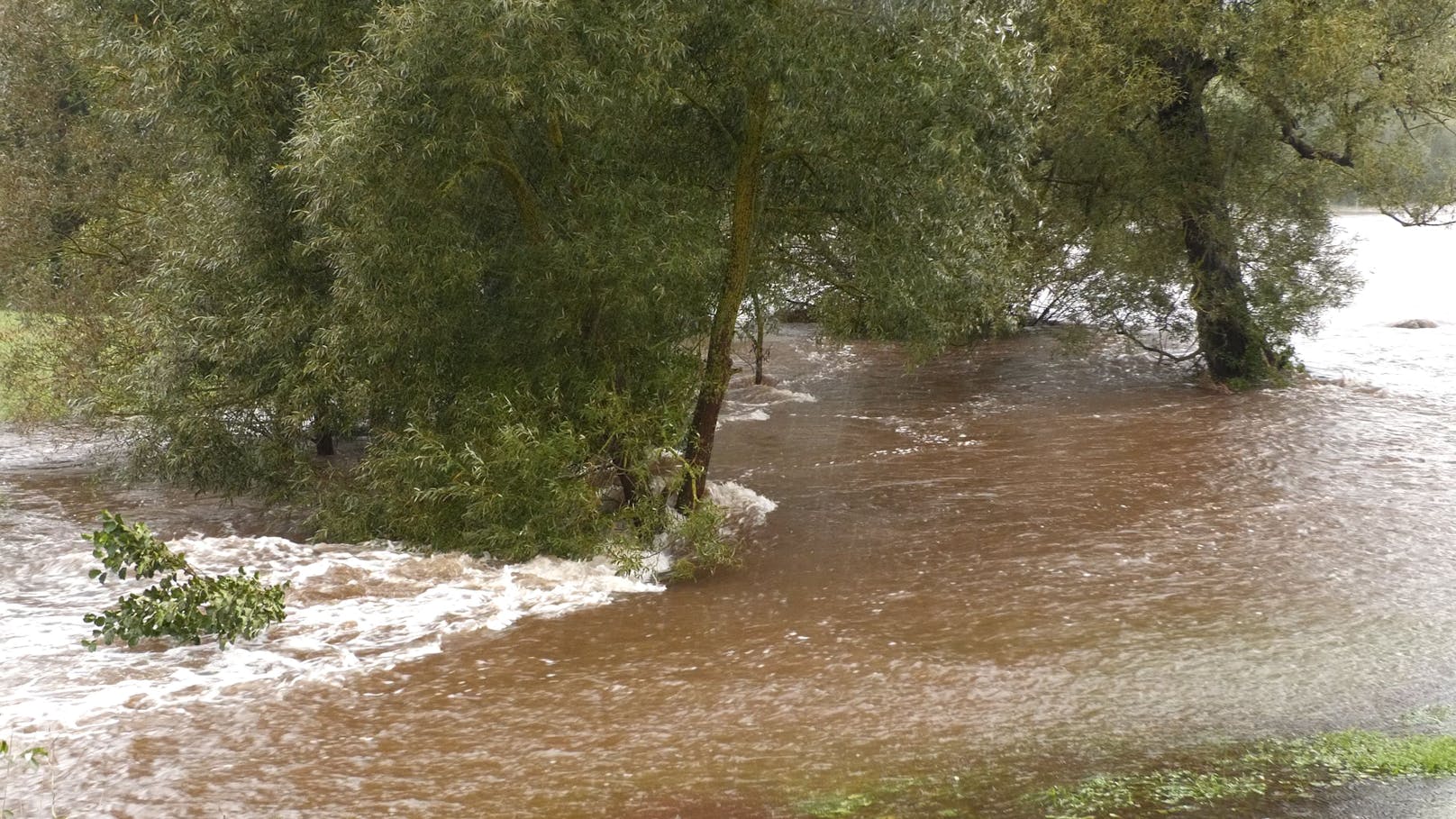 ... Straßen, Grundstücke und Wohnhäuser bereits meterhoch überflutet.