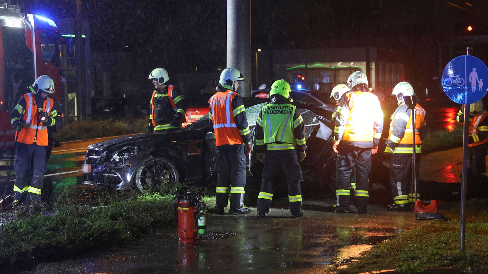 Ein schwerer Verkehrsunfall hat sich in der Nacht auf Samstag auf der B1 Wiener Straße in Linz-Neue Heimat ereignet. Ein Mercedes krachte dabei gegen einen Oberleitungsmast.