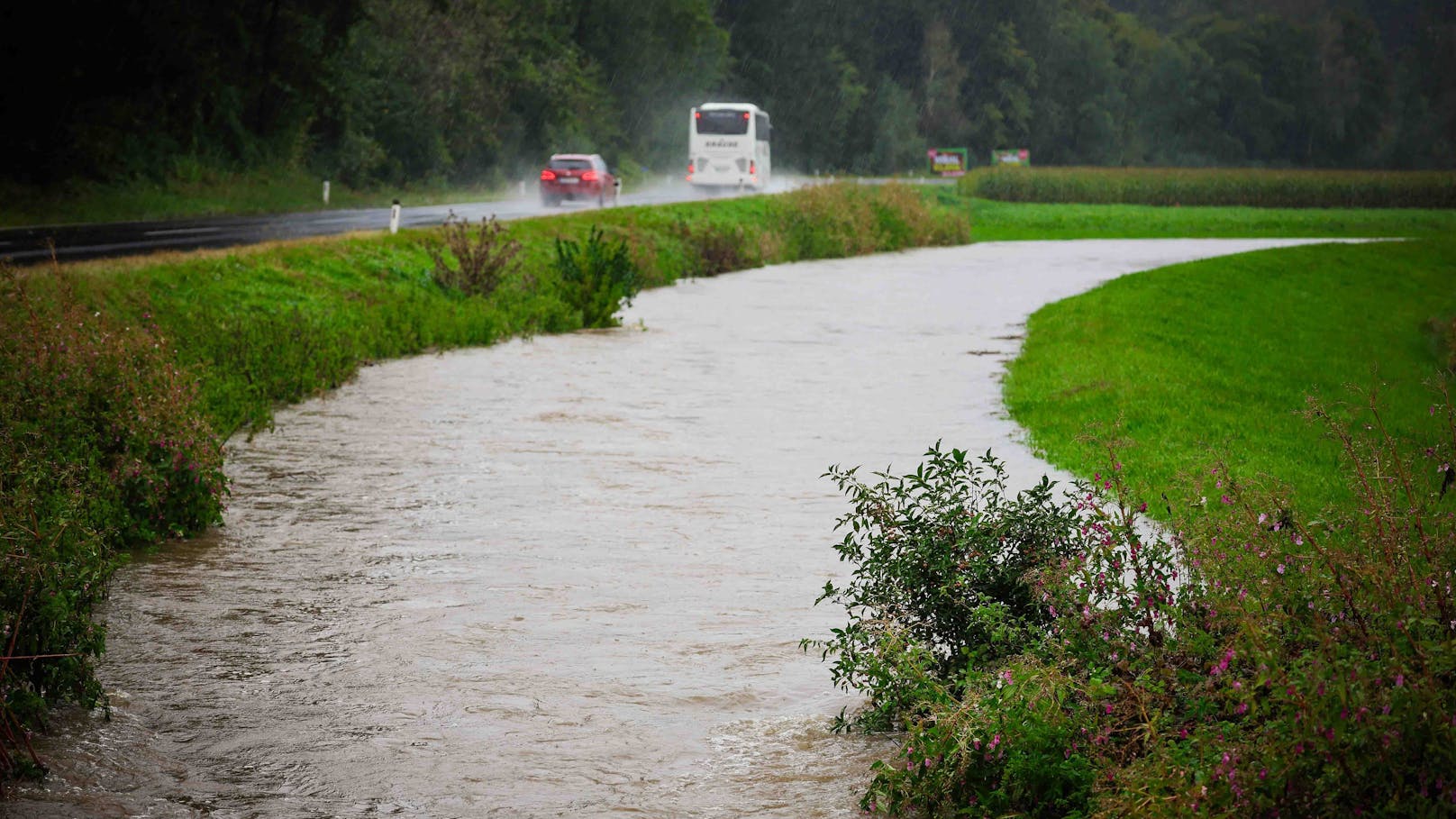 Die Lage in Österreich spitzt sich zu! Flüsse gehen über und auch Felder können kein Wasser mehr aufnehmen.