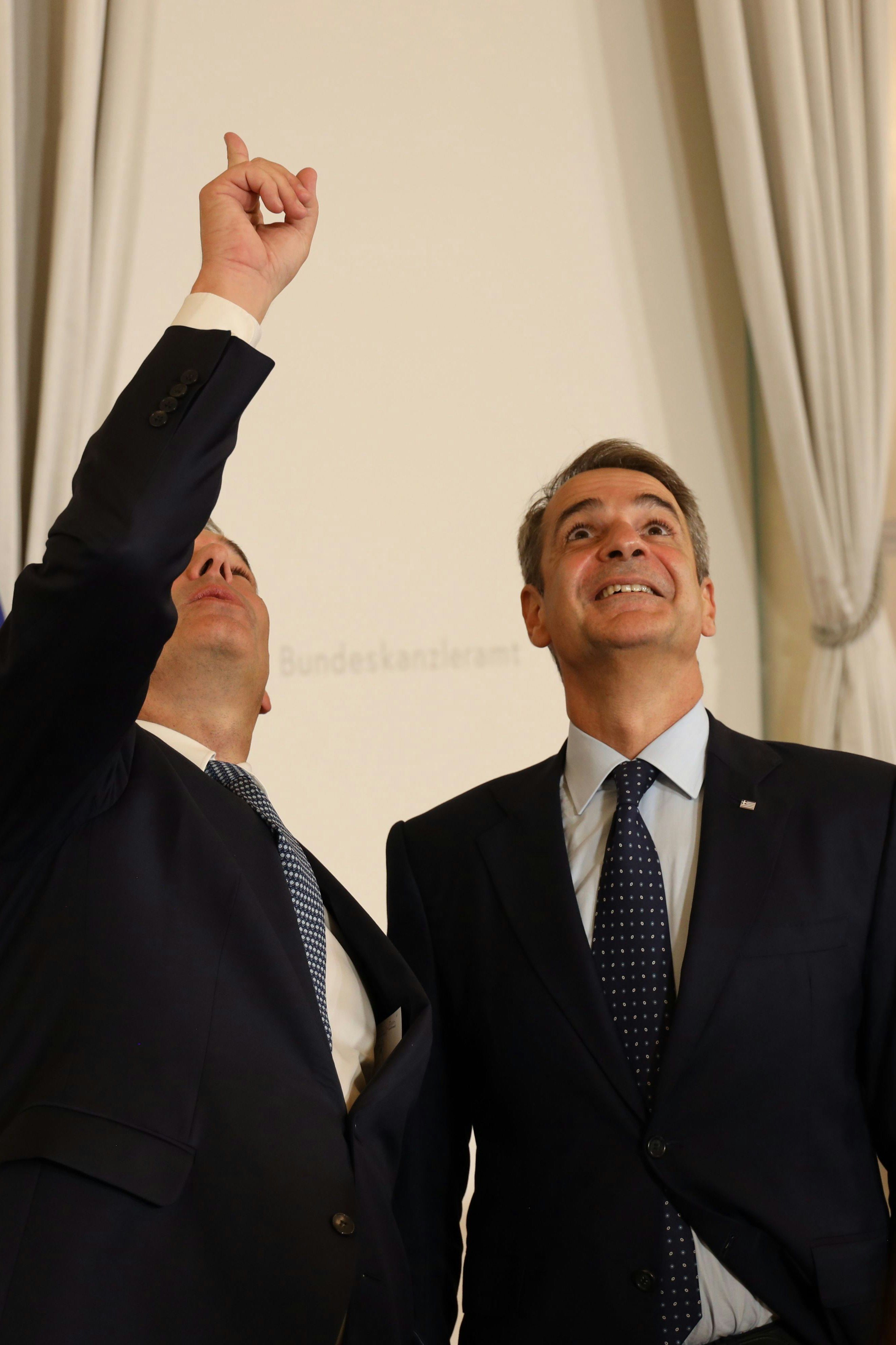 Von da oben kam der Regen: Kanzler Karl Nehammer mit dem griechischen Premierminister Kyriakos Mitsotakis