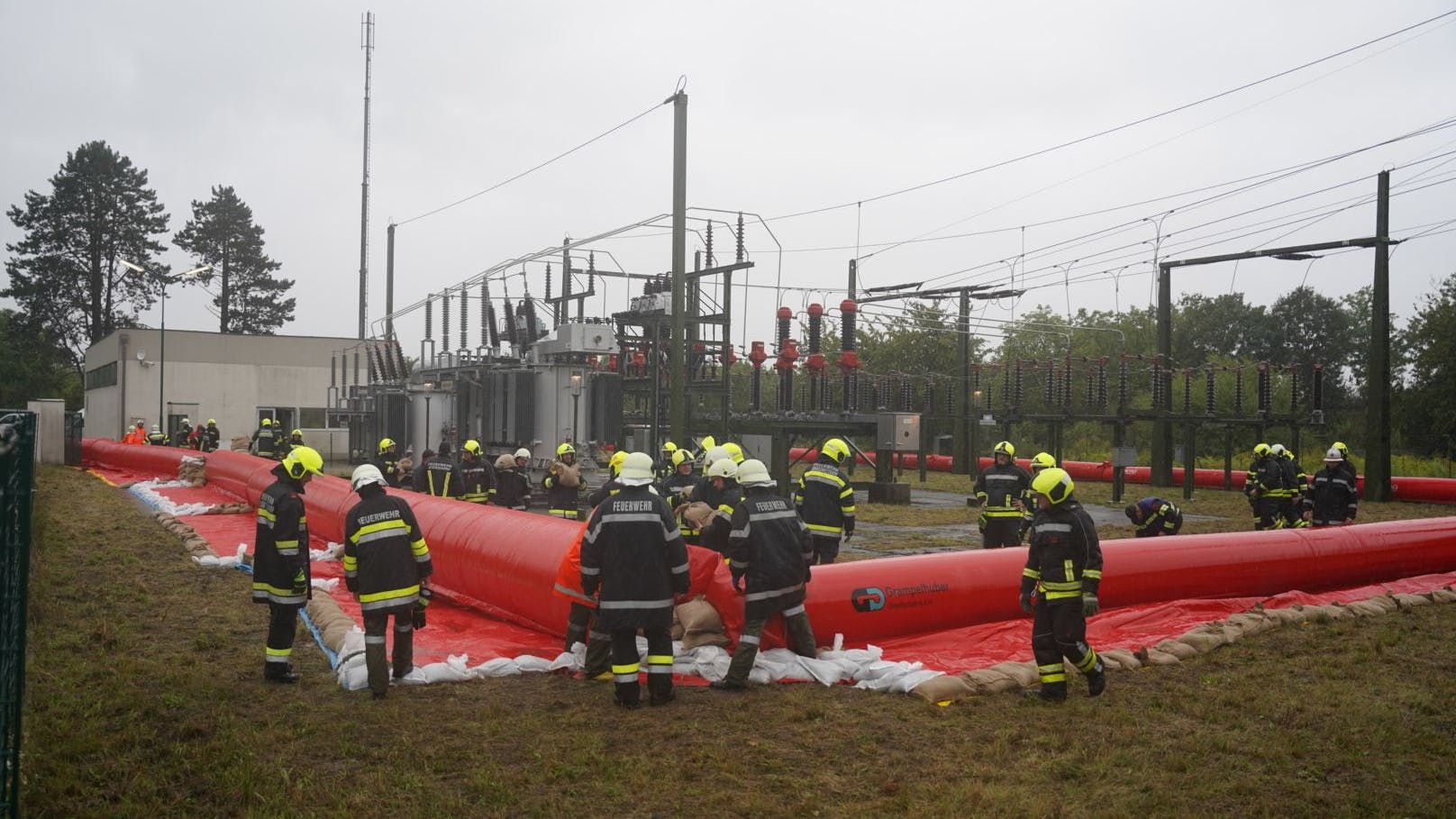 Die Feuerwehr in Langenlois im niederösterreichischen Bezirk Krems hat weitere Maßnahmen gegen das bevorstehende Hochwasser an der Kamp getroffen.