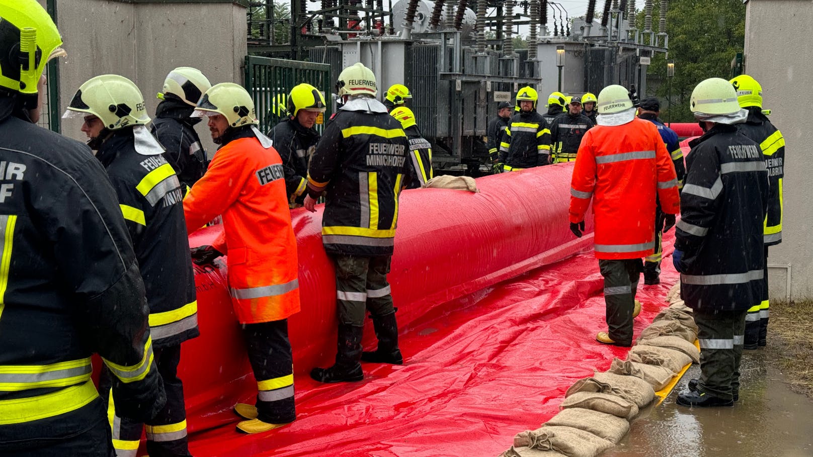 Die Feuerwehr in Langenlois im niederösterreichischen Bezirk Krems hat weitere Maßnahmen gegen das bevorstehende Hochwasser an der Kamp getroffen. Ein Umspannwerk, das nur etwa 250 Meter vom Fluss entfernt liegt, wurde mit einer aufblasbaren Barriere rundum abgesichert.