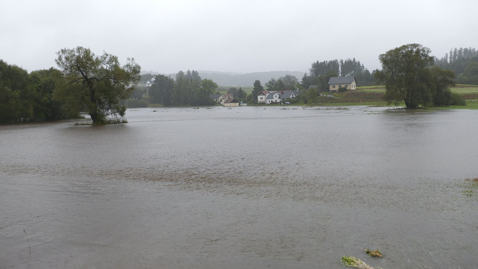 Anwohner schützen sich mit Barrikaden und Sandsäcken vor der Flut, doch die hat ihren Höhepunkt noch nicht einmal erreicht.