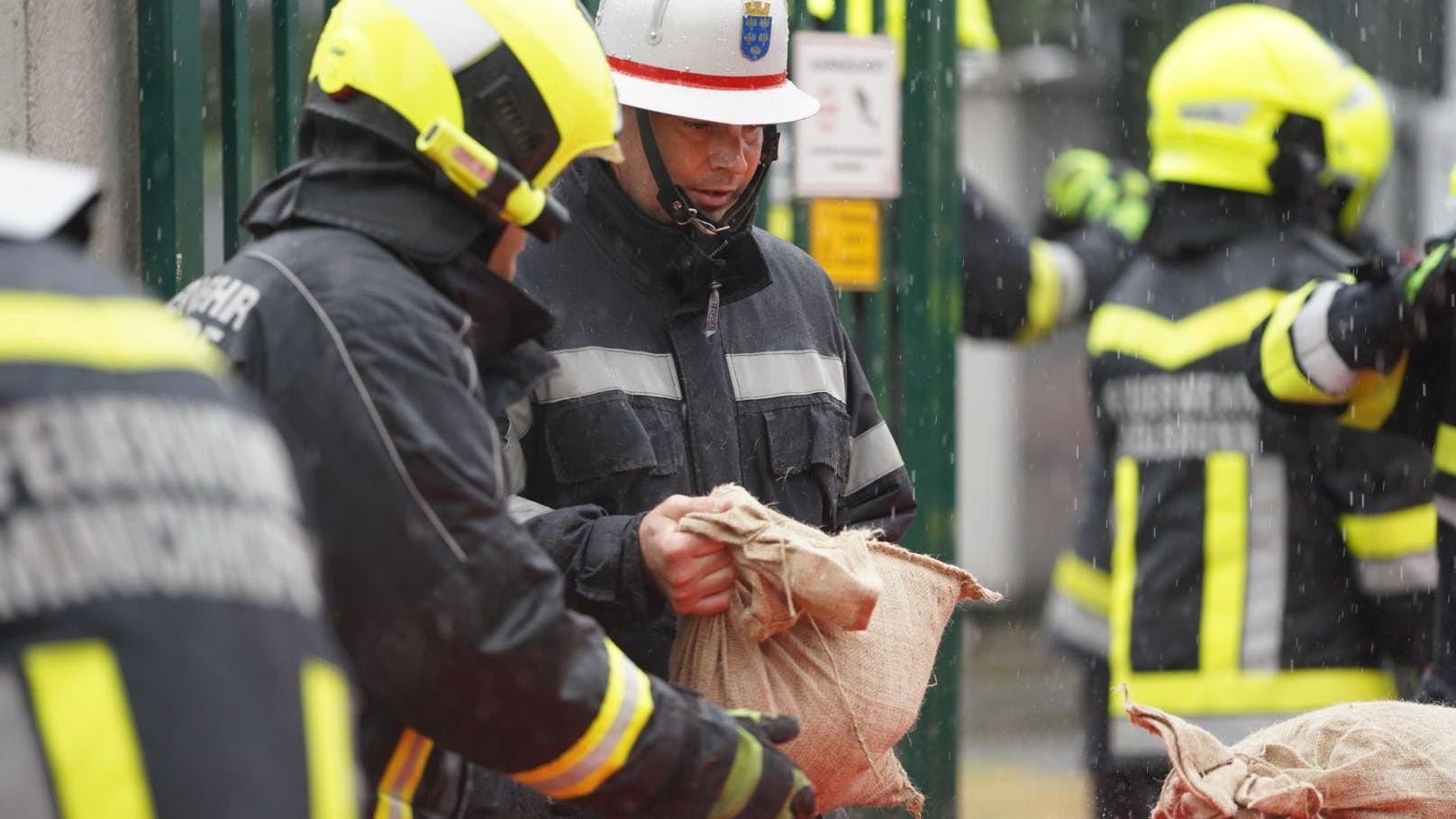 Auch Brücken über die Kamp wurden bereits von der Feuerwehr gesperrt. Anwohner treffen letzte Vorbereitungen, um ihr Hab und Gut zu sichern.