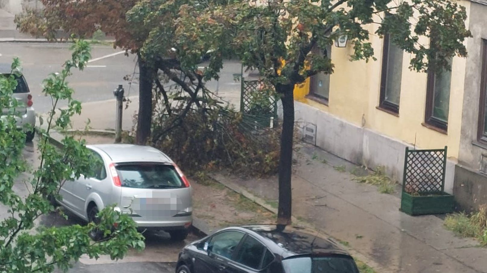 Ein Leserfoto zeigt Unwetterschäden in der Arnethgasse in Wien-Ottakring.