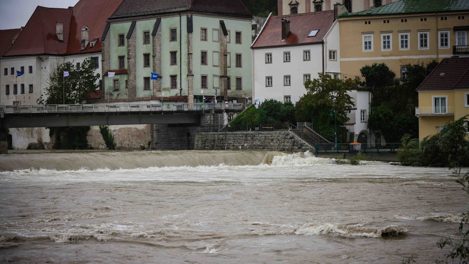 Die Lage in Österreich spitzt sich zu! Flüsse gehen über und auch Felder können kein Wasser mehr aufnehmen.