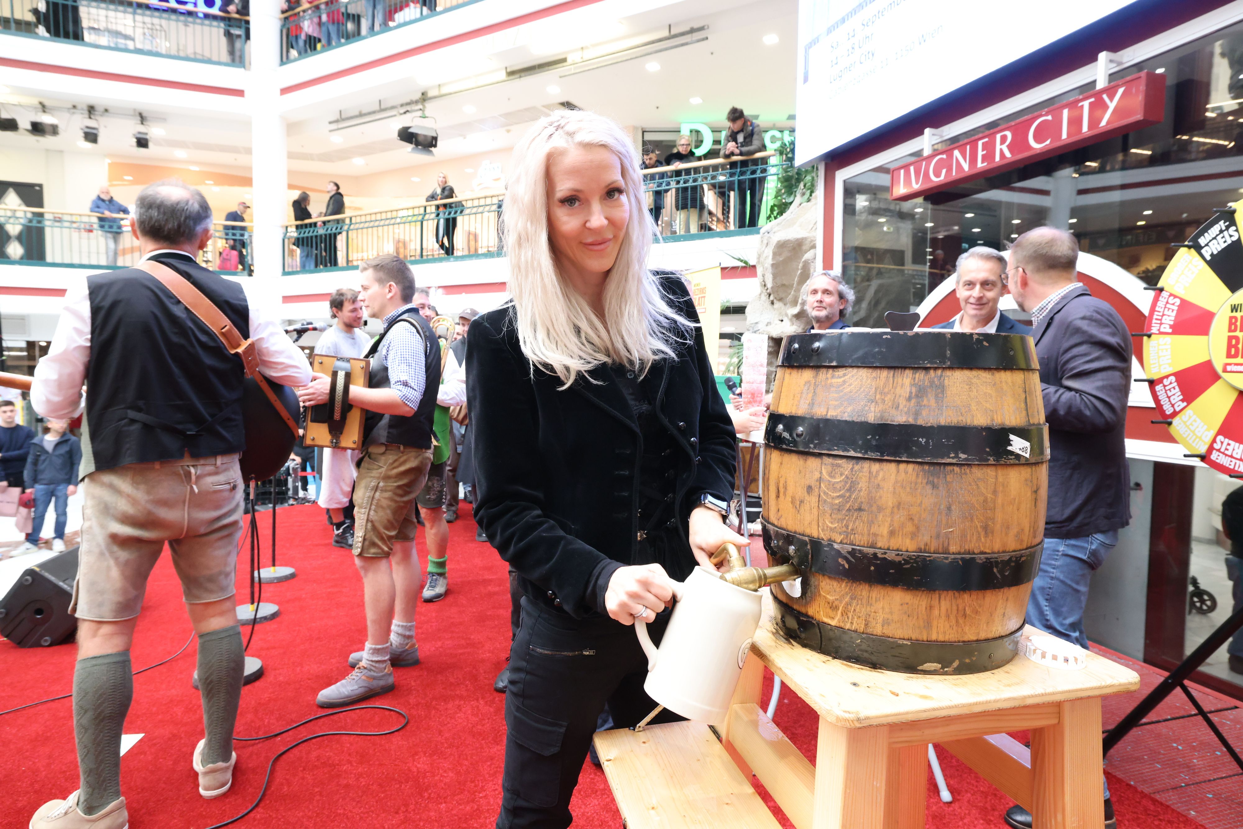 Auch Simone Lugner hat sich ein Fässchen Bier gegönnt. Das Lächeln der frischen Witwe hält sich in Grenzen. 