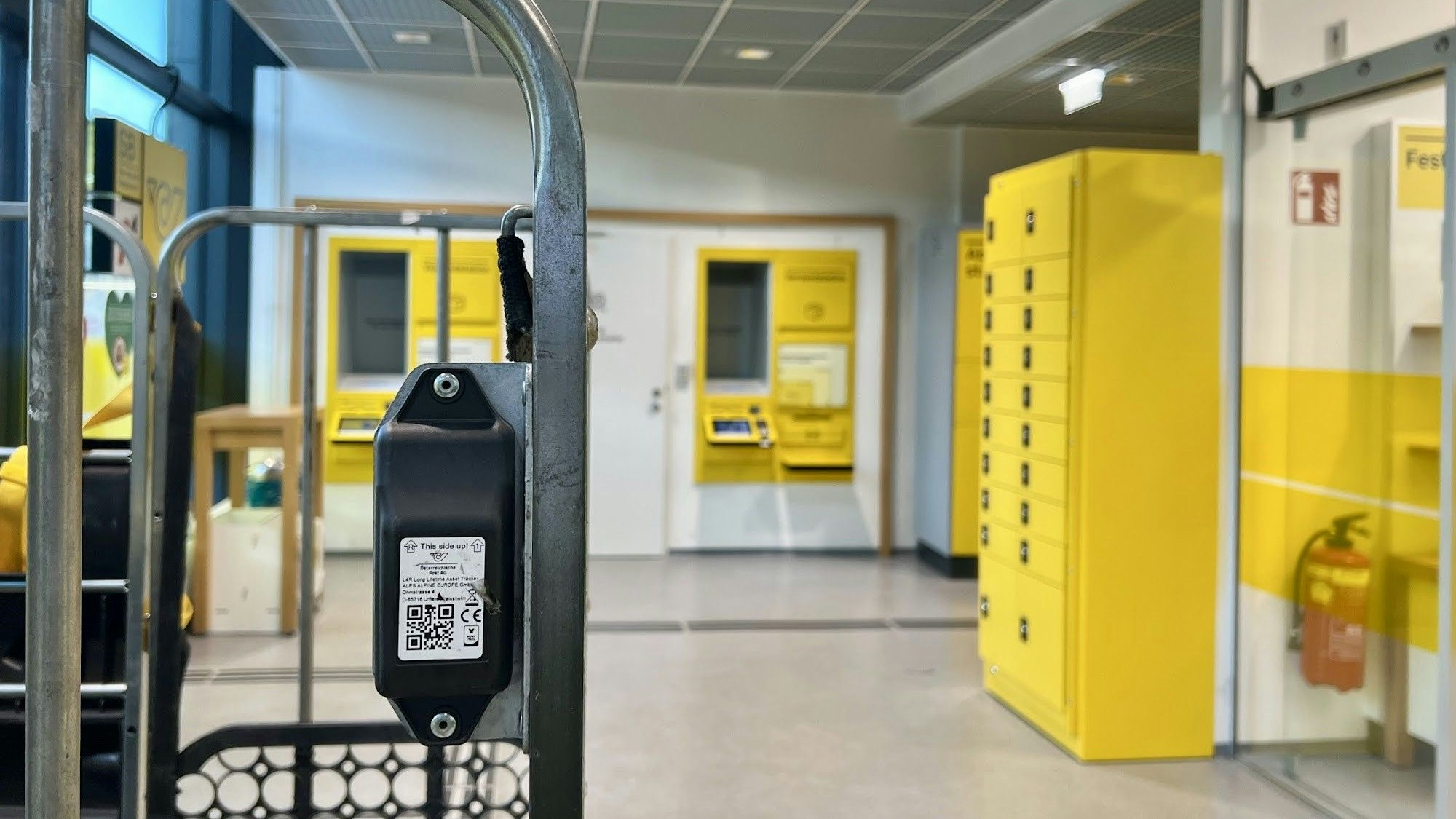 Smarte Sender: Nach und nach stattet die Österreichische Post gemeinsam mit Heliot ihre Flotte an Rollcontainern mit Sigfox-0G-Sendern aus. 