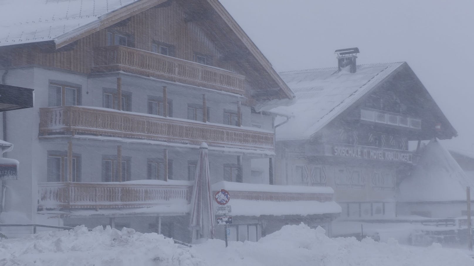 Das Vb-Tief sorgt in den Alpen für ein kräftiges Schneechaos. Oberhalb 1400 Metern ist viel Neuschnee gefallen. Was im Tiefland als Regen fällt, wird in Obertauern als Schnee gepudert.