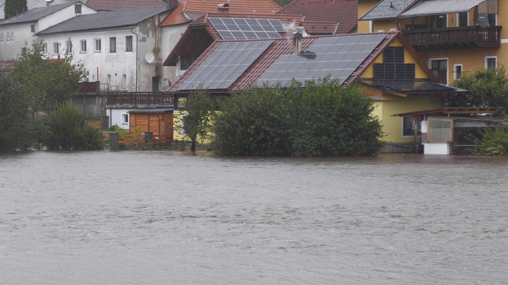 Katastrophenalarm aktiv – Häuser meterhoch überflutet