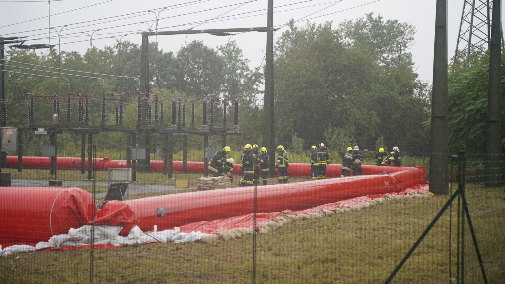 Die Feuerwehr in Langenlois im niederösterreichischen Bezirk Krems hat weitere Maßnahmen gegen das bevorstehende Hochwasser an der Kamp getroffen.