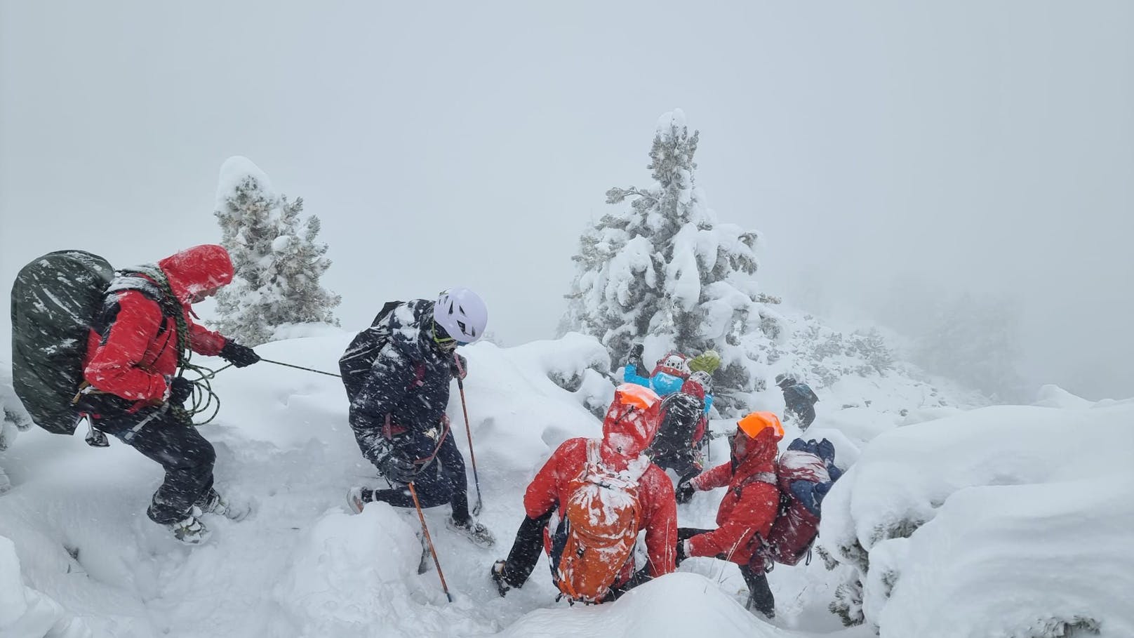 Halber Meter Neuschnee! Junges Paar wählt Notruf