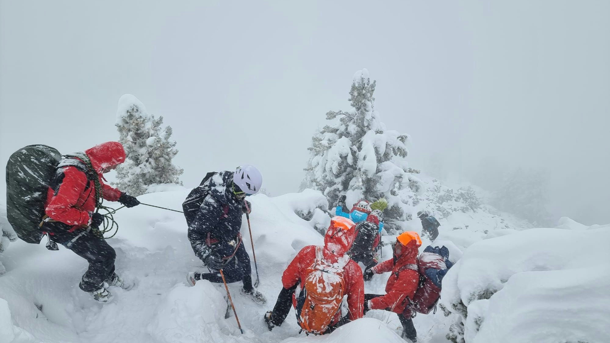 Heute.at - Alpine Notlage! Teenager in Jogginghose unterwegs