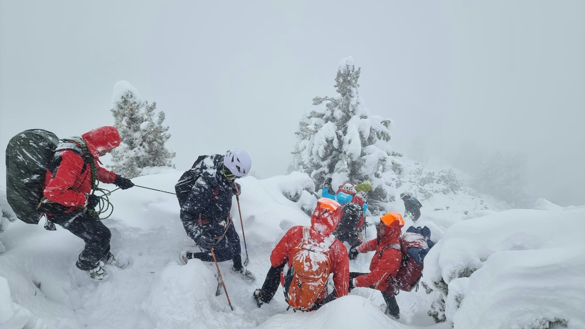Heute.at - Halber Meter Neuschnee! Junges Paar wählt Notruf