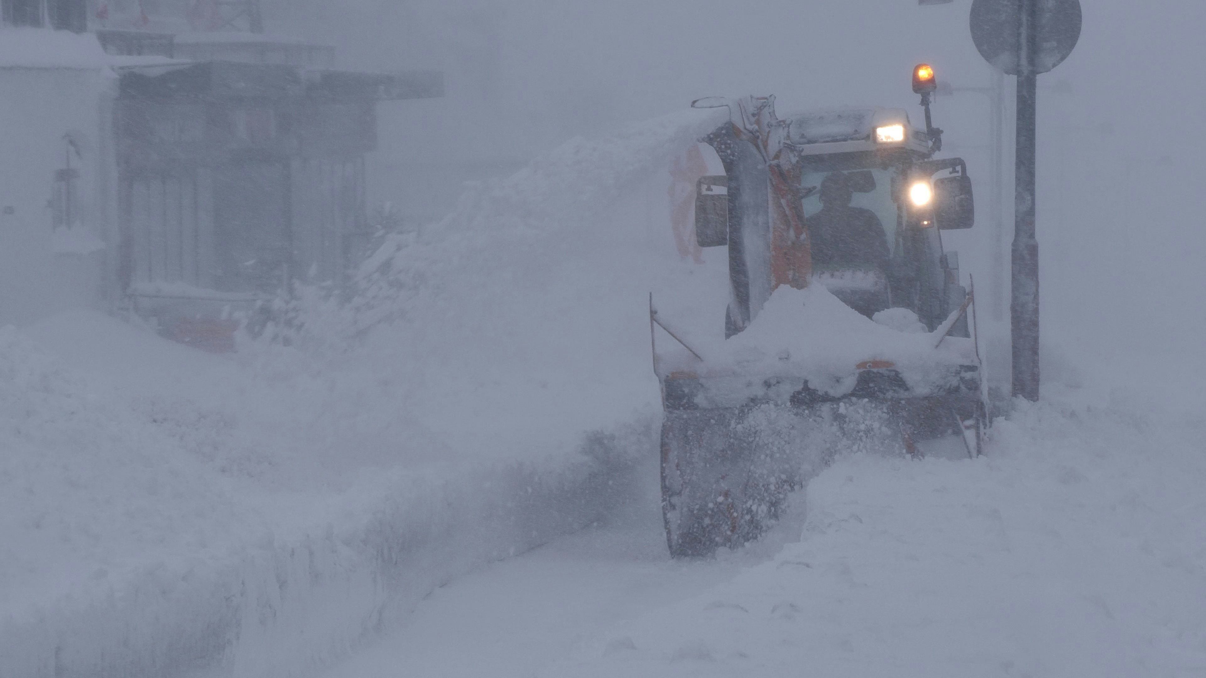 Heute.at - Halber Meter Neuschnee sorgt für Chaos in Österreich