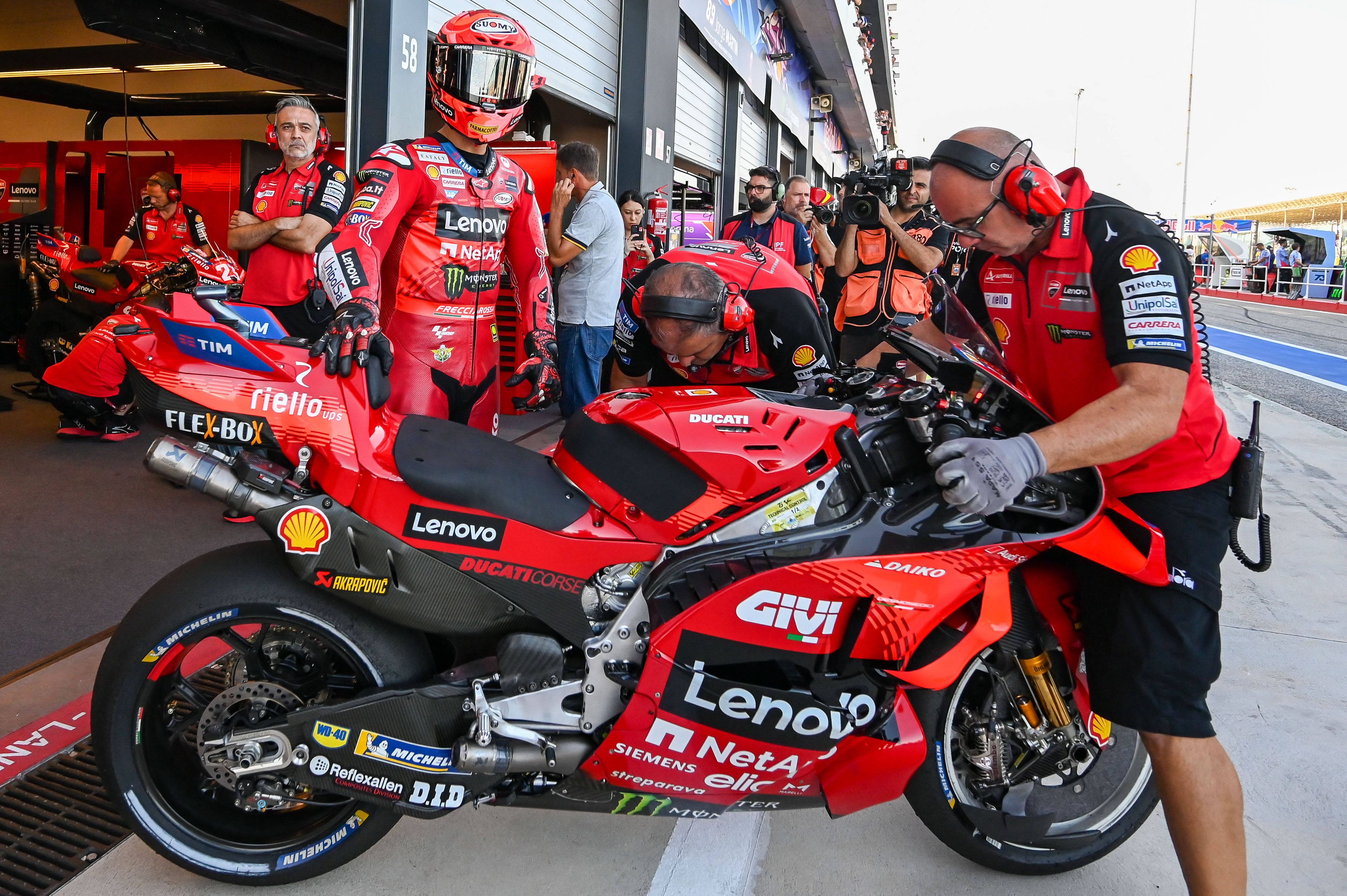 Ducati-Racer Francesco Bagnaia in der Box seines Teams.