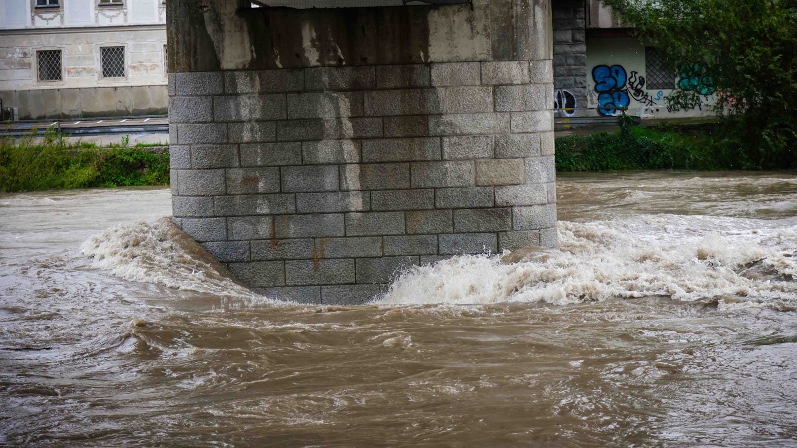 Die Lage in Österreich spitzt sich zu! Flüsse gehen über und auch Felder können kein Wasser mehr aufnehmen.