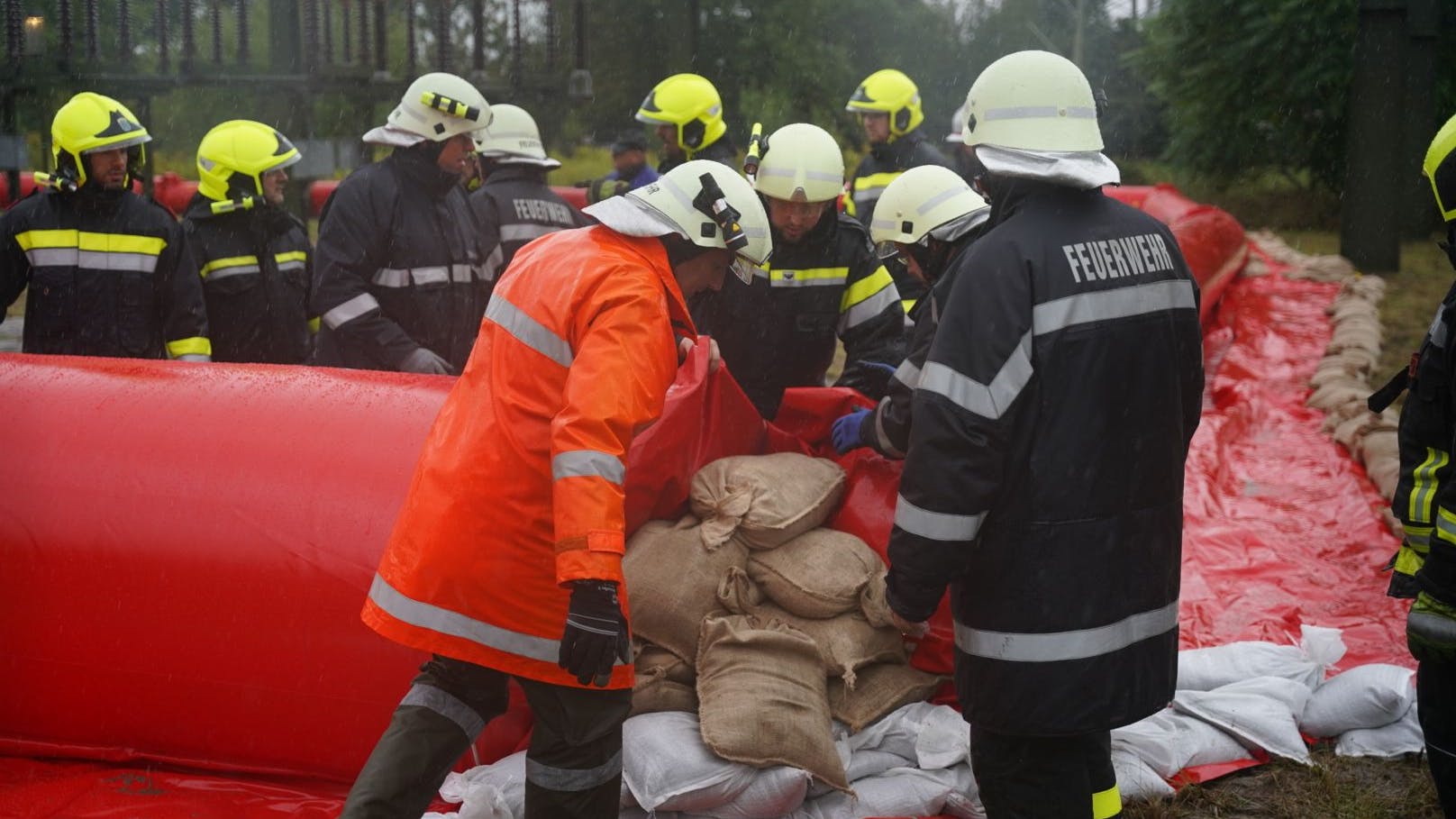 Die Feuerwehr in Langenlois im niederösterreichischen Bezirk Krems hat weitere Maßnahmen gegen das bevorstehende Hochwasser an der Kamp getroffen.