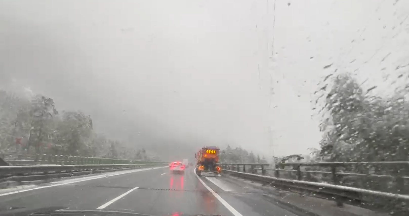 Schneechaos auf OÖ-Autobahn! Jetzt muss Streudienst her