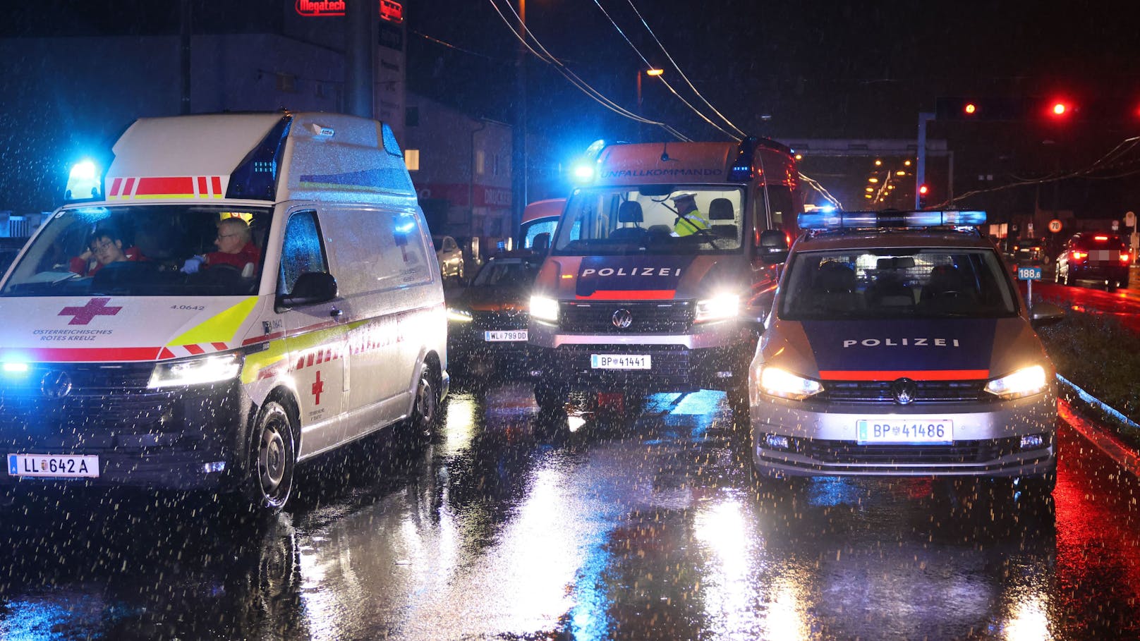 Ein schwerer Verkehrsunfall hat sich in der Nacht auf Samstag auf der B1 Wiener Straße in Linz-Neue Heimat ereignet. Ein Mercedes krachte dabei gegen einen Oberleitungsmast.