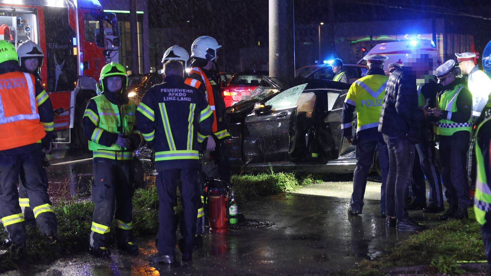 Ein schwerer Verkehrsunfall hat sich in der Nacht auf Samstag auf der B1 Wiener Straße in Linz-Neue Heimat ereignet. Ein Mercedes krachte dabei gegen einen Oberleitungsmast.