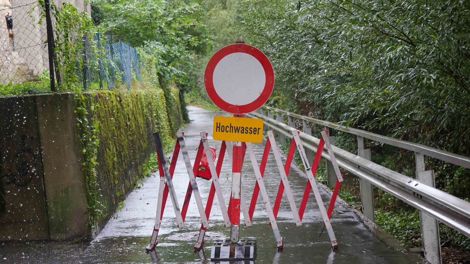 Die Lage in Österreich spitzt sich zu! Flüsse gehen über und auch Felder können kein Wasser mehr aufnehmen.