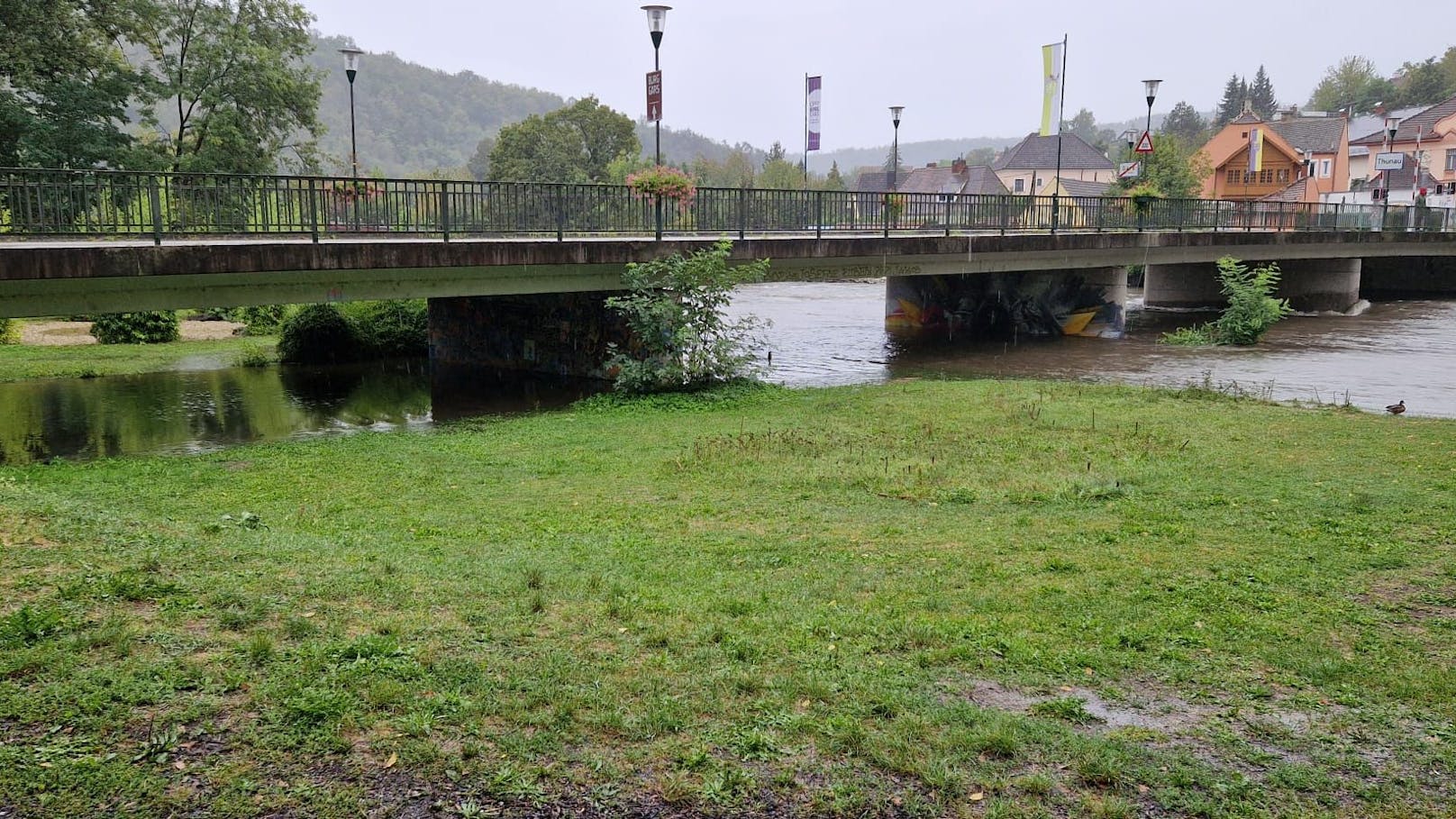 Hochwasser in NÖ! Video zeigt die ganze Naturgewalt.