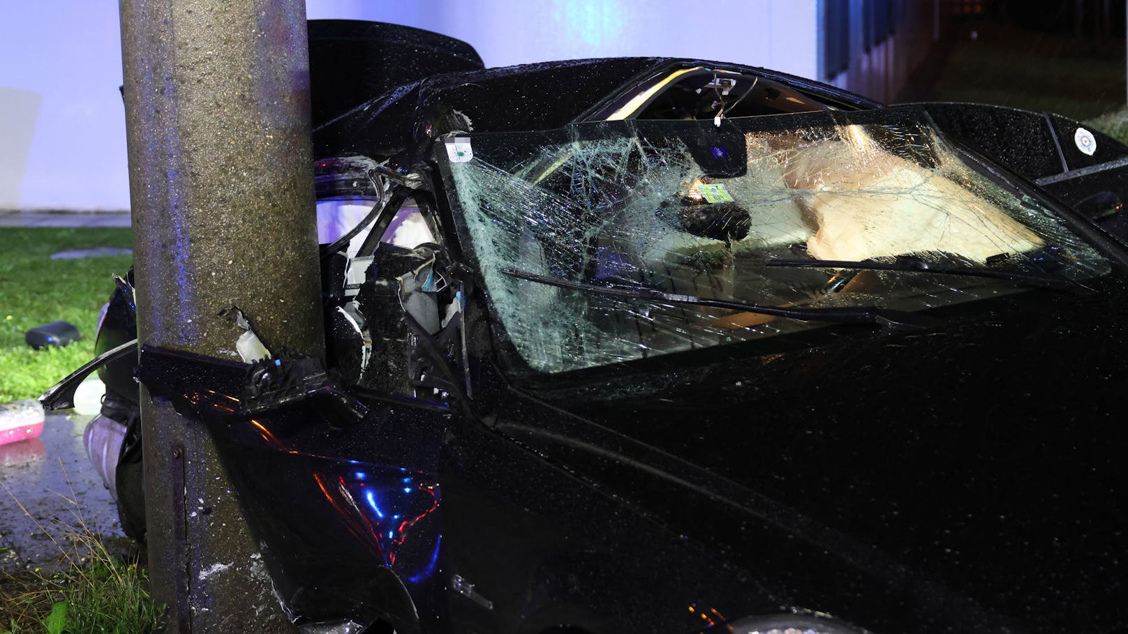 Ein schwerer Verkehrsunfall hat sich in der Nacht auf Samstag auf der B1 Wiener Straße in Linz-Neue Heimat ereignet. Ein Mercedes krachte dabei gegen einen Oberleitungsmast.