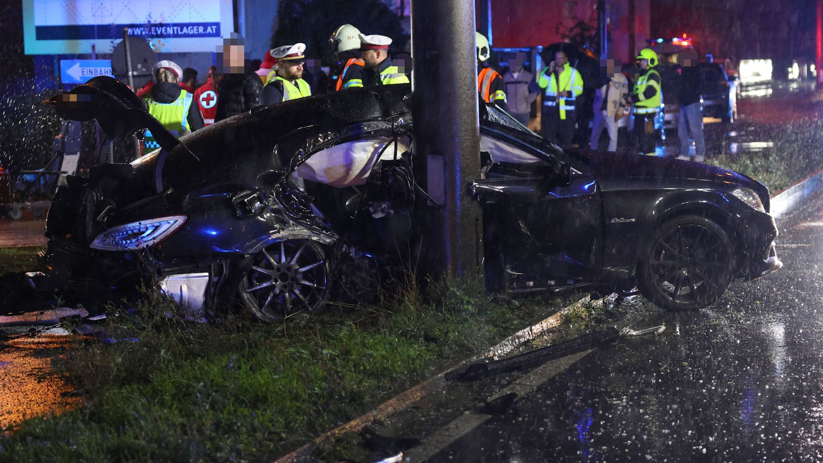 Ein schwerer Verkehrsunfall hat sich in der Nacht auf Samstag auf der B1 Wiener Straße in Linz-Neue Heimat ereignet. Ein Mercedes krachte dabei gegen einen Oberleitungsmast.