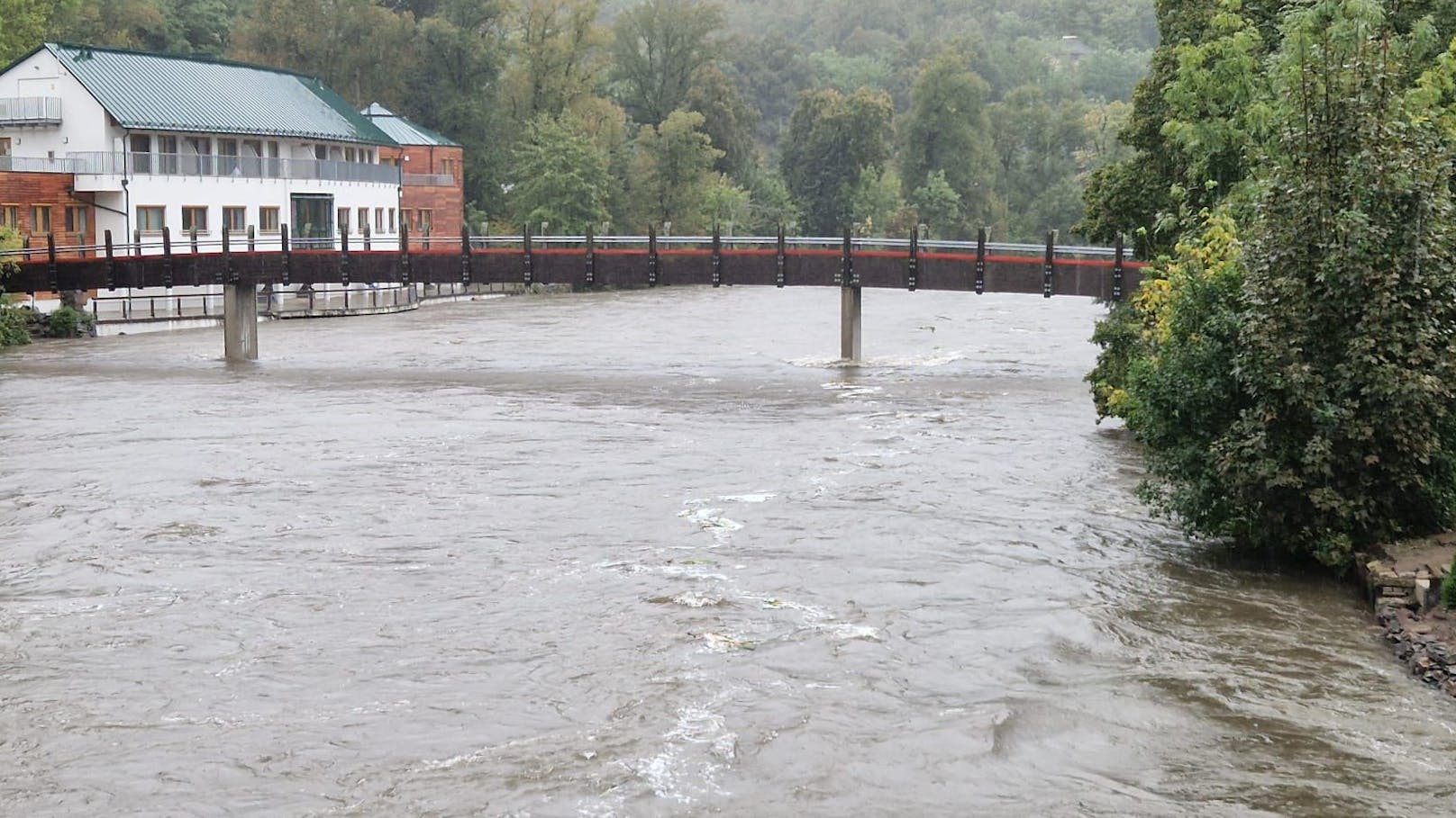 Hochwasser in NÖ! Video zeigt die ganze Naturgewalt.