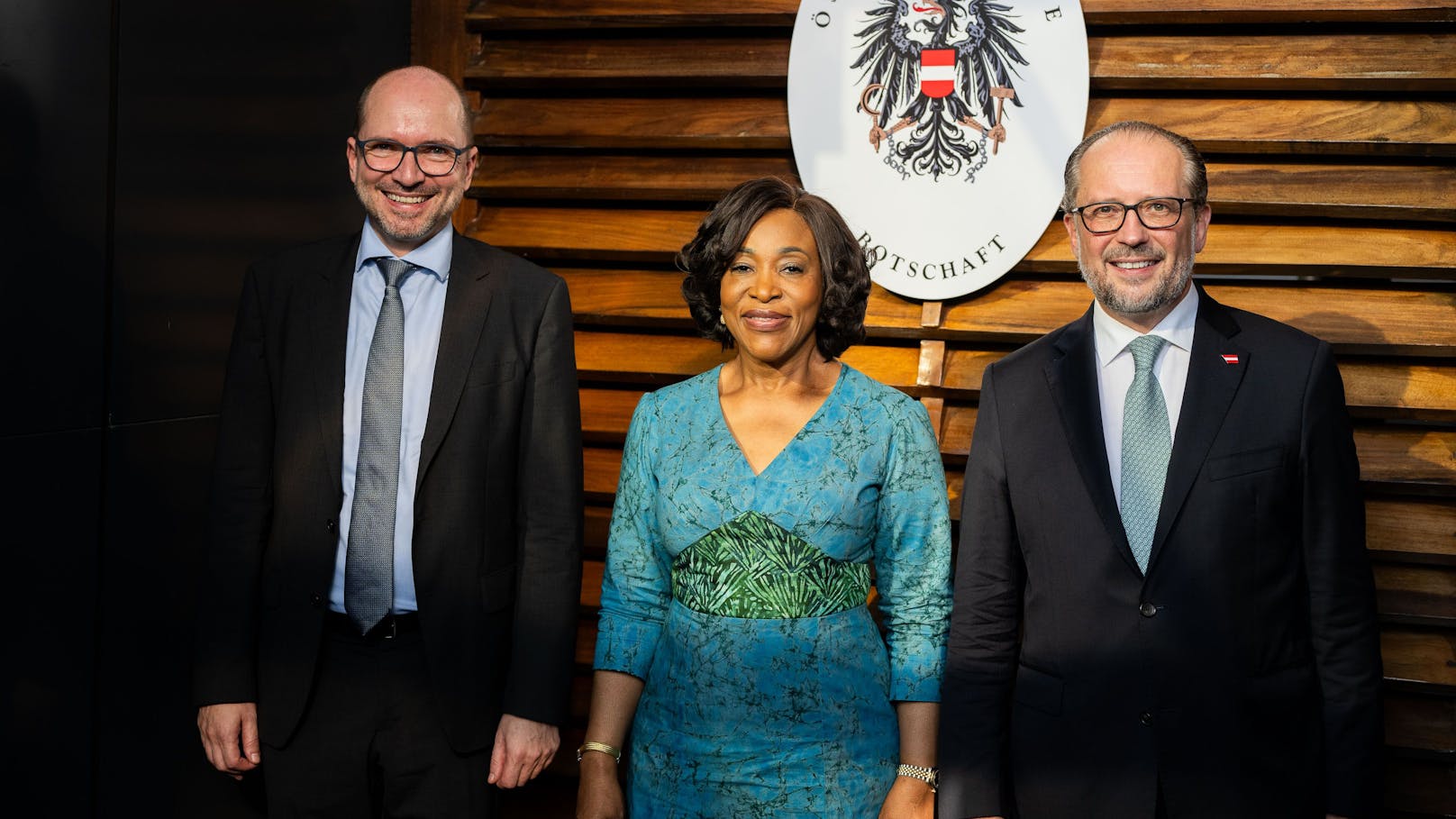 Außenminister Alexander Schallenberg bei einem Arbeitsbesuch in Ghana. Neben der Unterzeichnung eines Asylabkommens eröffnete der Minister die österreichische Botschaft in Accra.