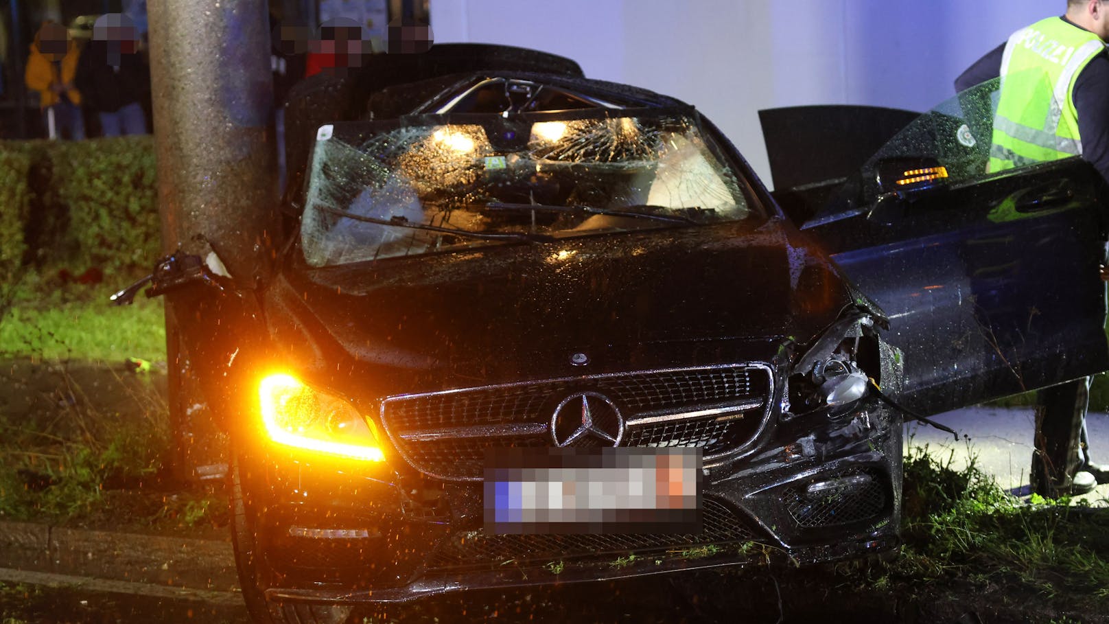 Ein schwerer Verkehrsunfall hat sich in der Nacht auf Samstag auf der B1 Wiener Straße in Linz-Neue Heimat ereignet. Ein Mercedes krachte dabei gegen einen Oberleitungsmast.